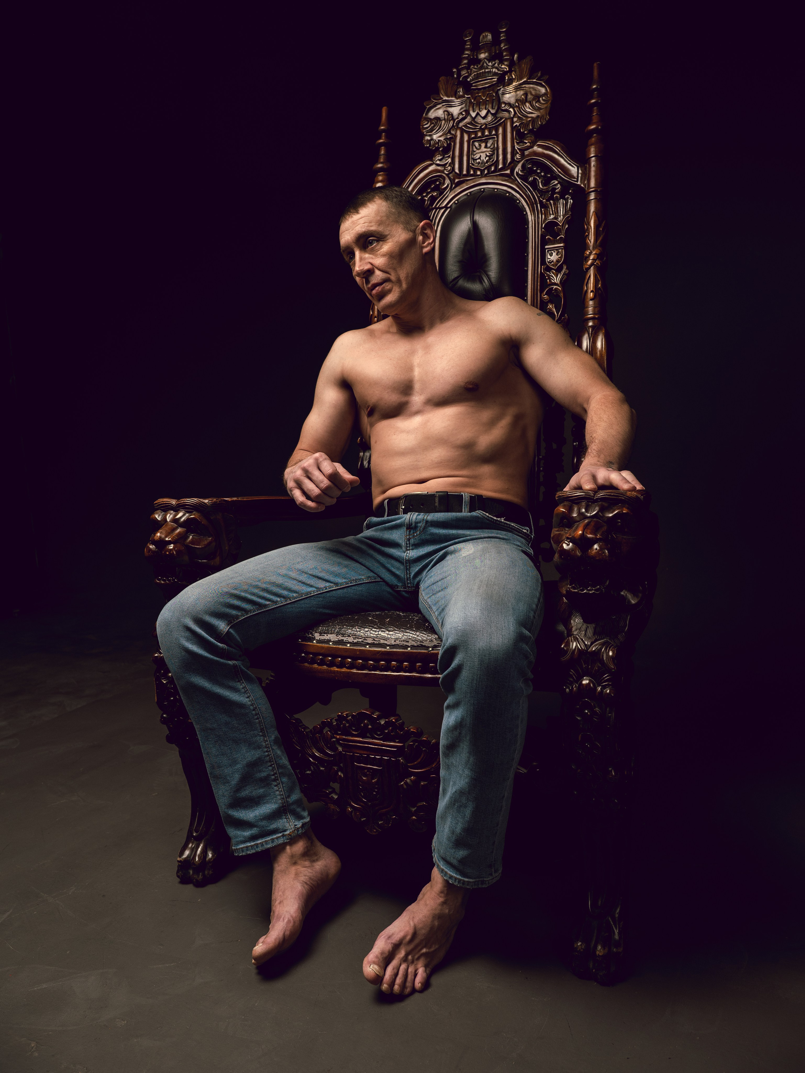 Алексей в темном зале. Фотосессия в Спб в студии, фотограф Панютина Марина