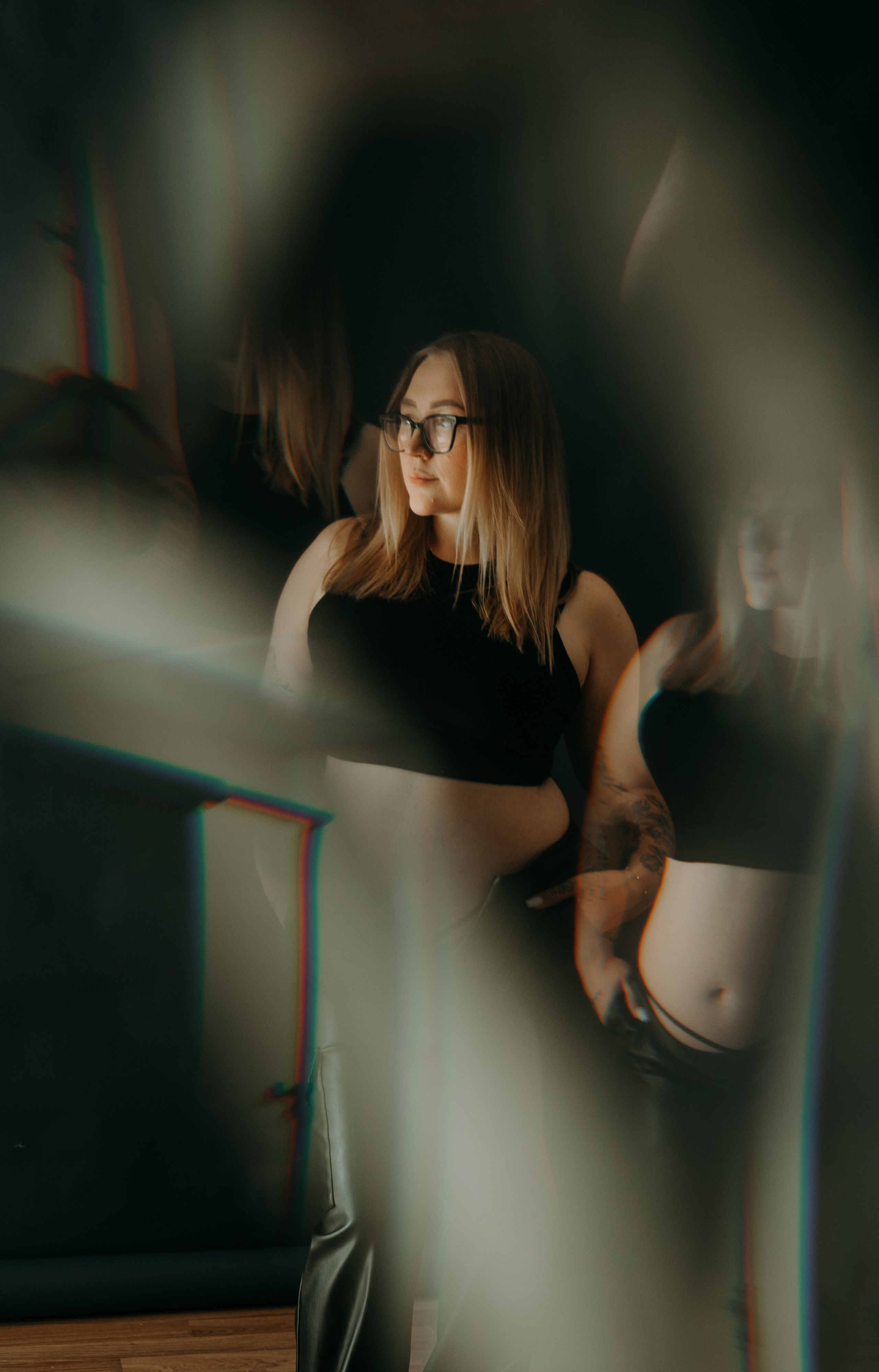 На черном фоне. Семейный и контент фотограф