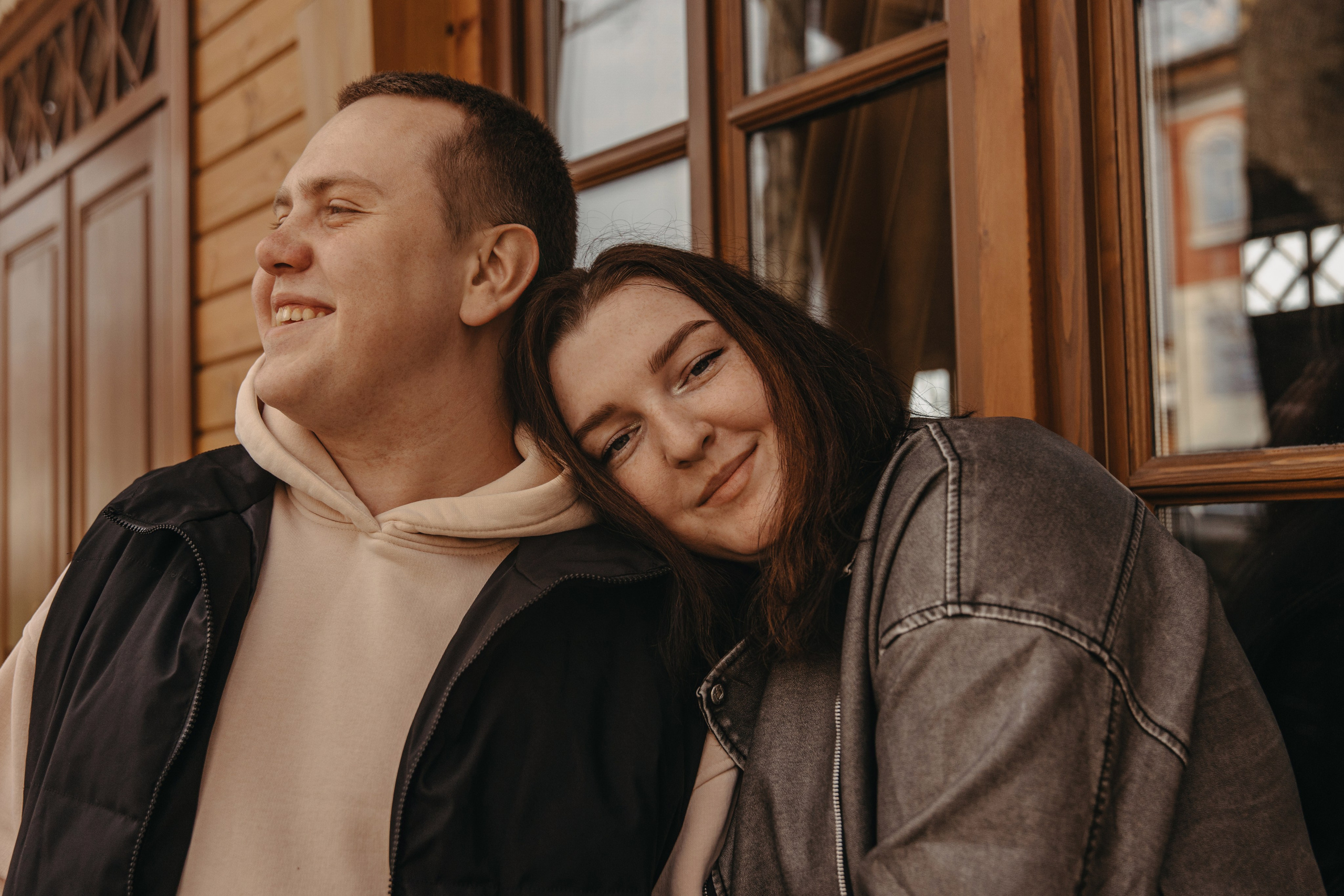 Свадебная фотосессия для двоих – прогулка по Бульварной улице в Рыбинске