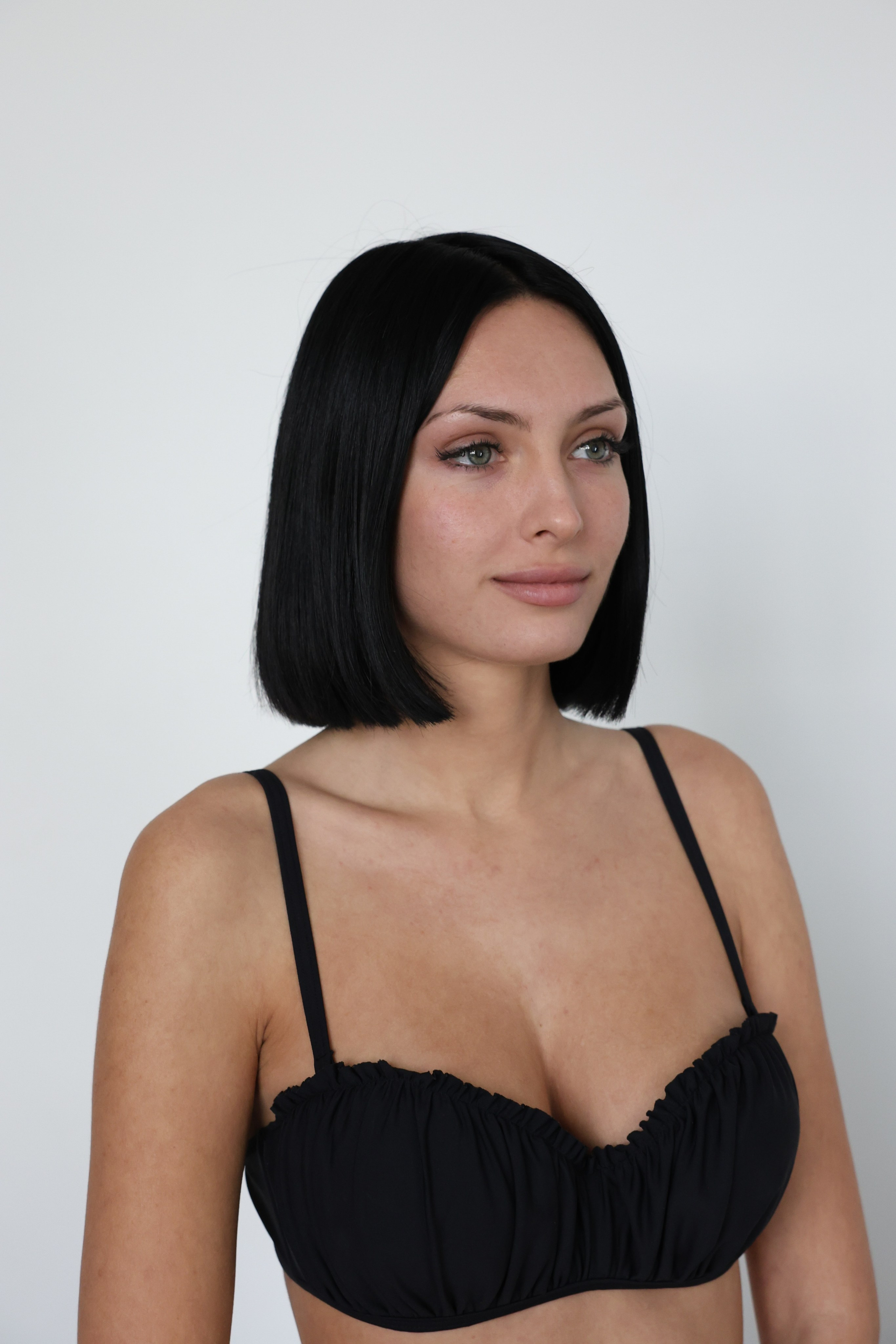 Снепы девушки модели в черном купальнике