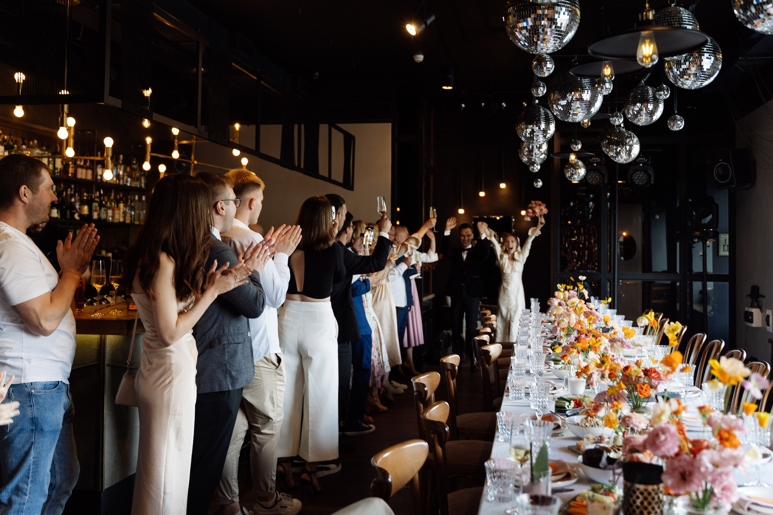 Камерная свадьба на фонтанке в сезонах. Свадебный фотограф организатор в Санкт-Петербурге Ассоль Опарина