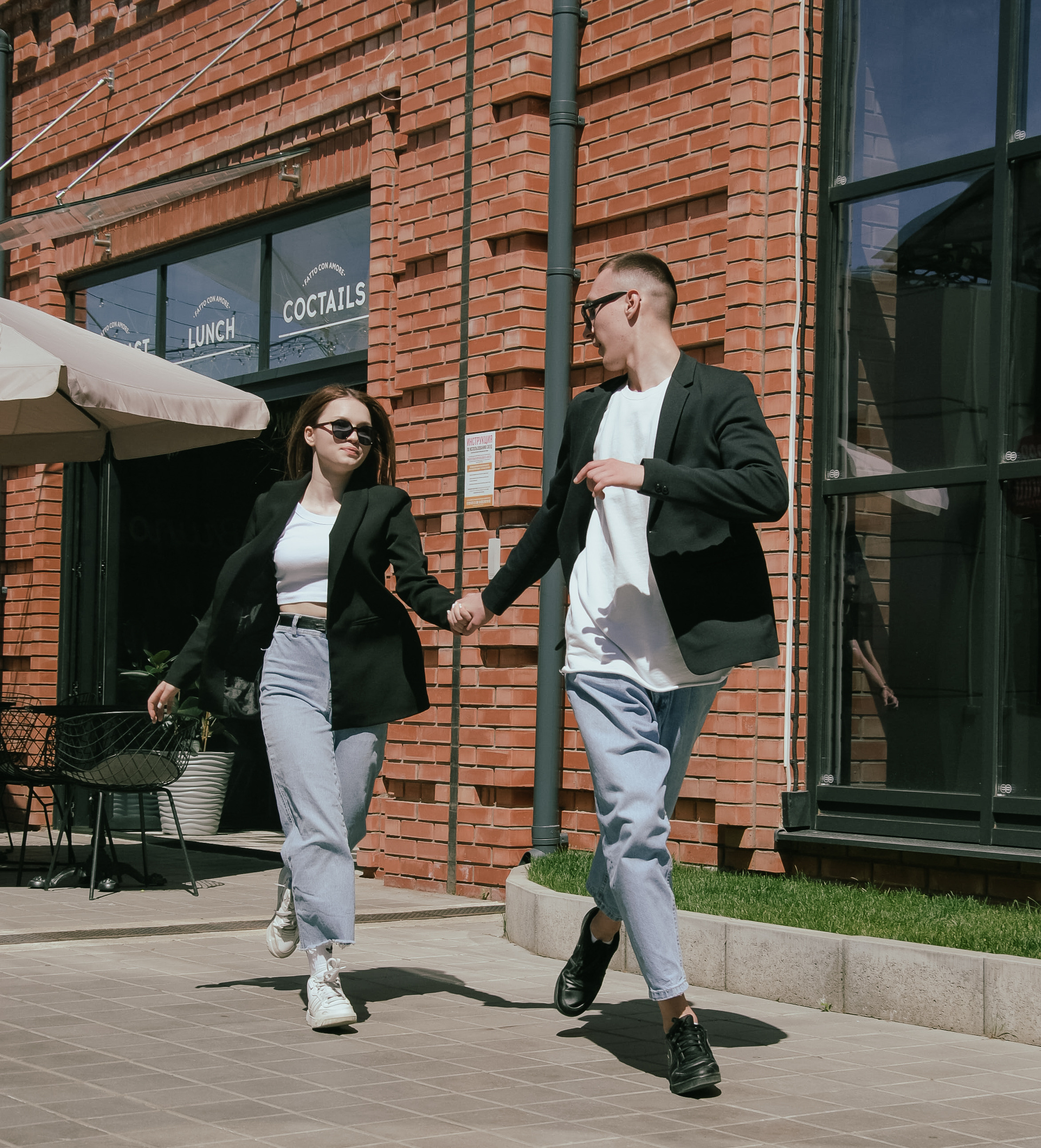 Легкая пробежка влюбленной пары у FOODMARKET Центр Города