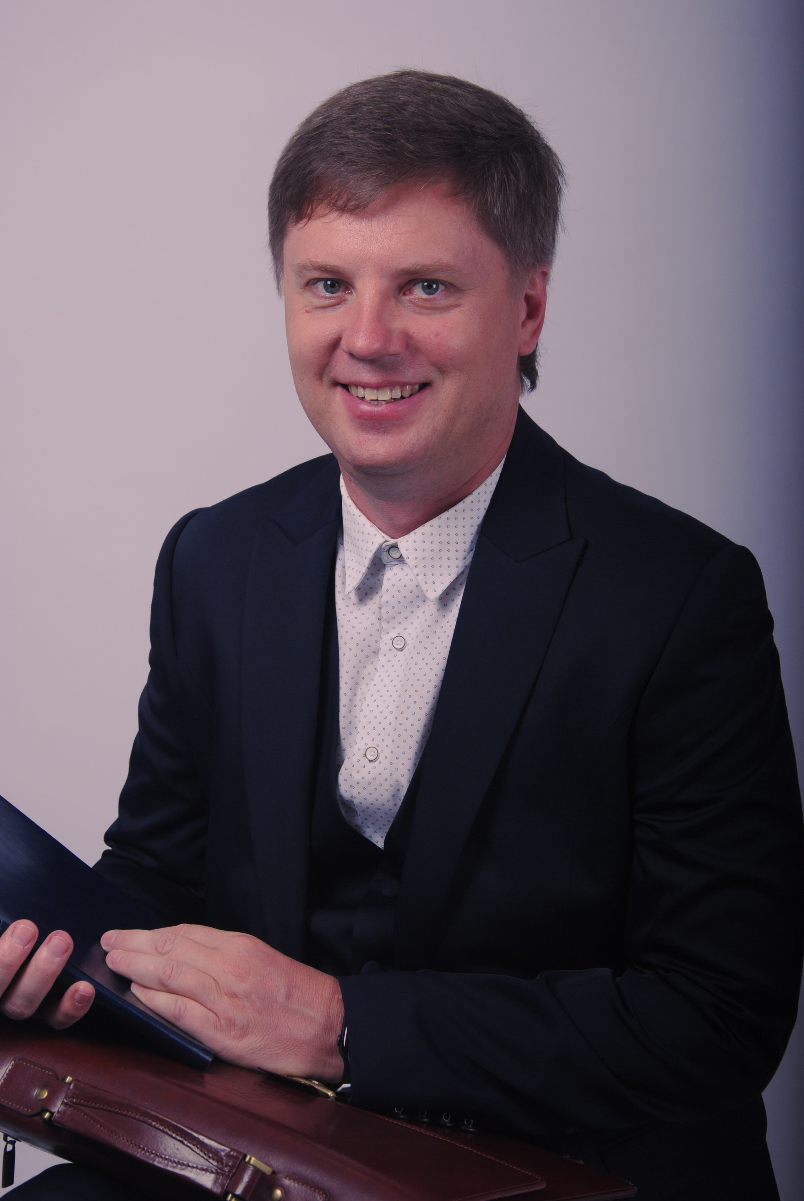 Деловой мужчина с портфелем приятно улыбается