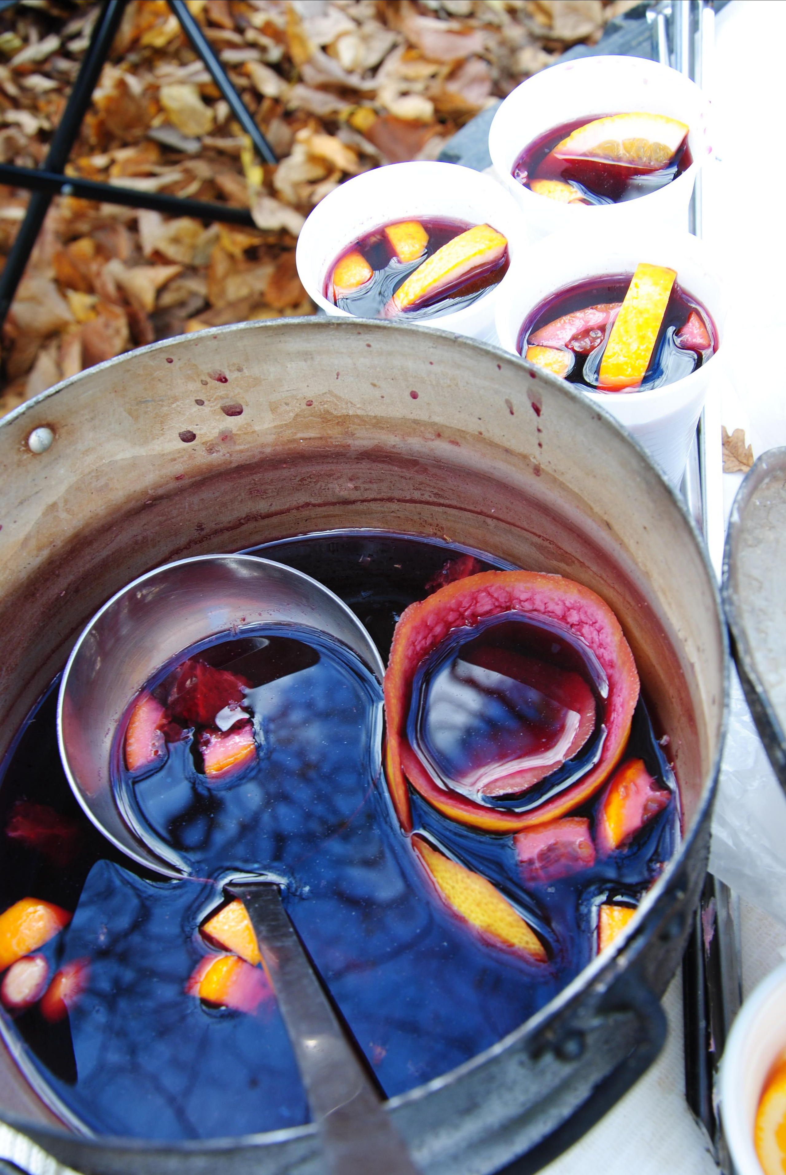 Глинтвейн - согреет в холод и расслабит после долгого перехода в теплое время.