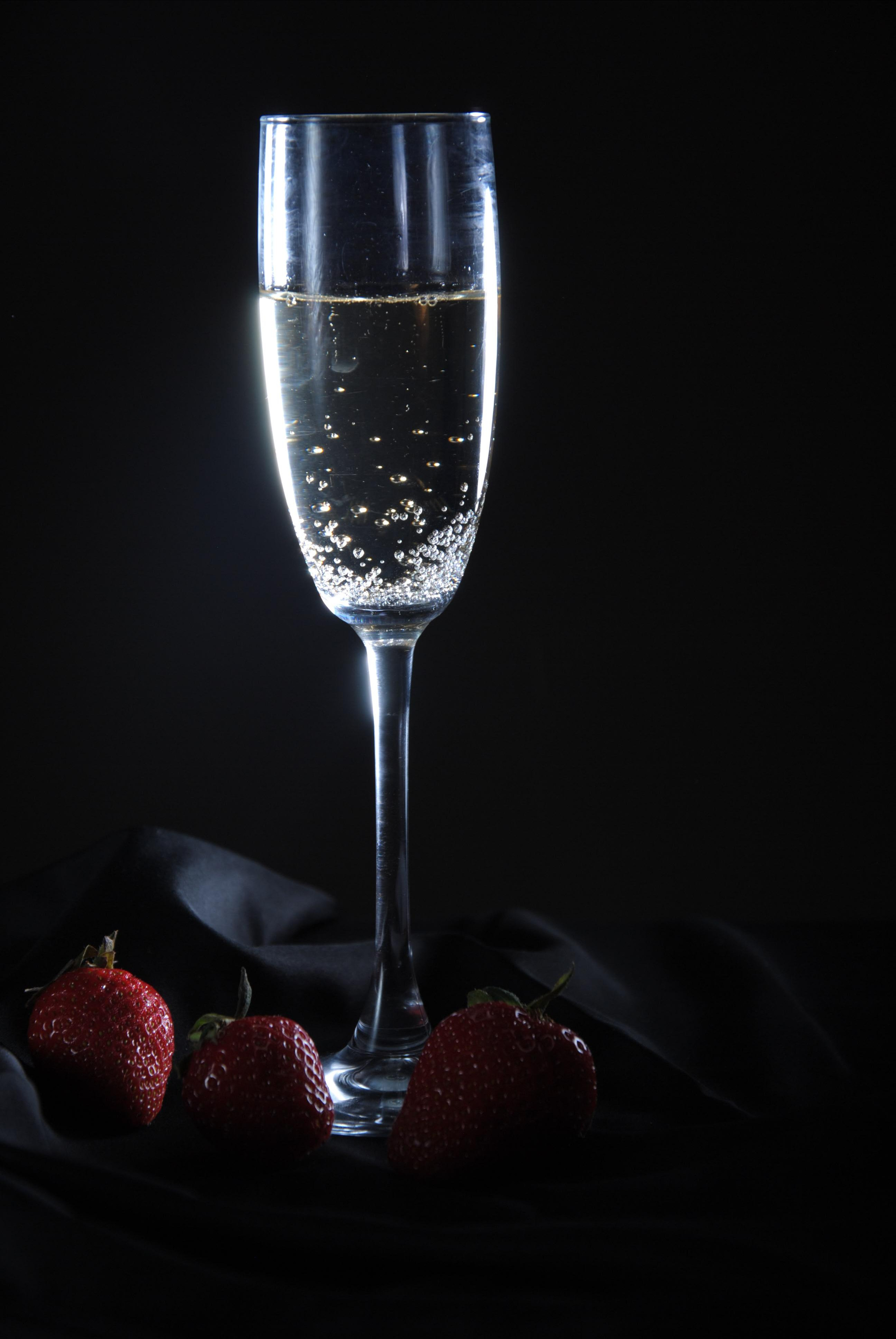 Шампанское с клубникой – самый популярный летний коктейль, способный утолить жажду и  дополнить романтический ужин 
