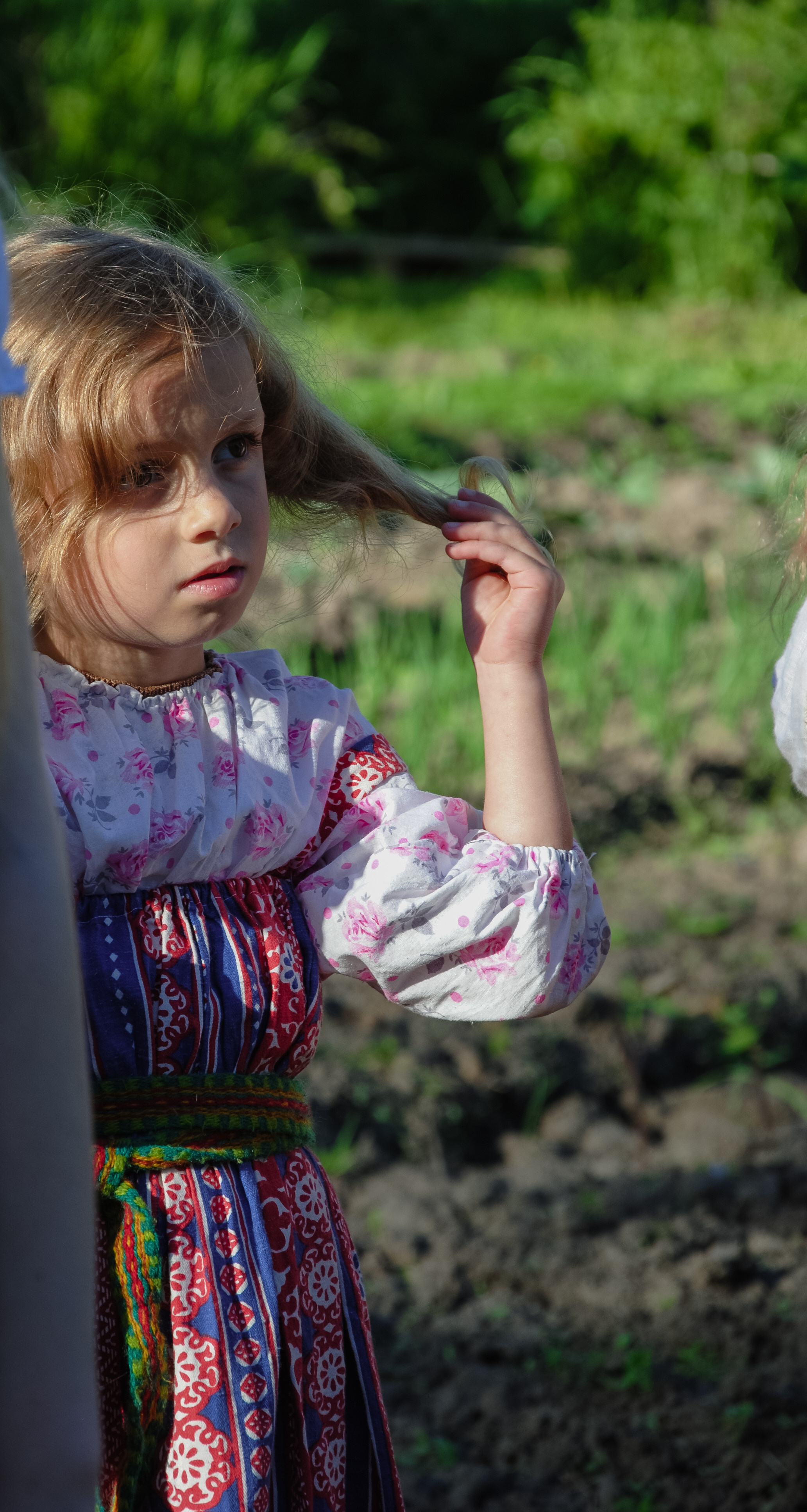 С интересом слушает самая юная участница праздника рассказ о традициях на Ивана Купалу в деревне Федьковский Починок  Верхнетоемского района Архангельской области.