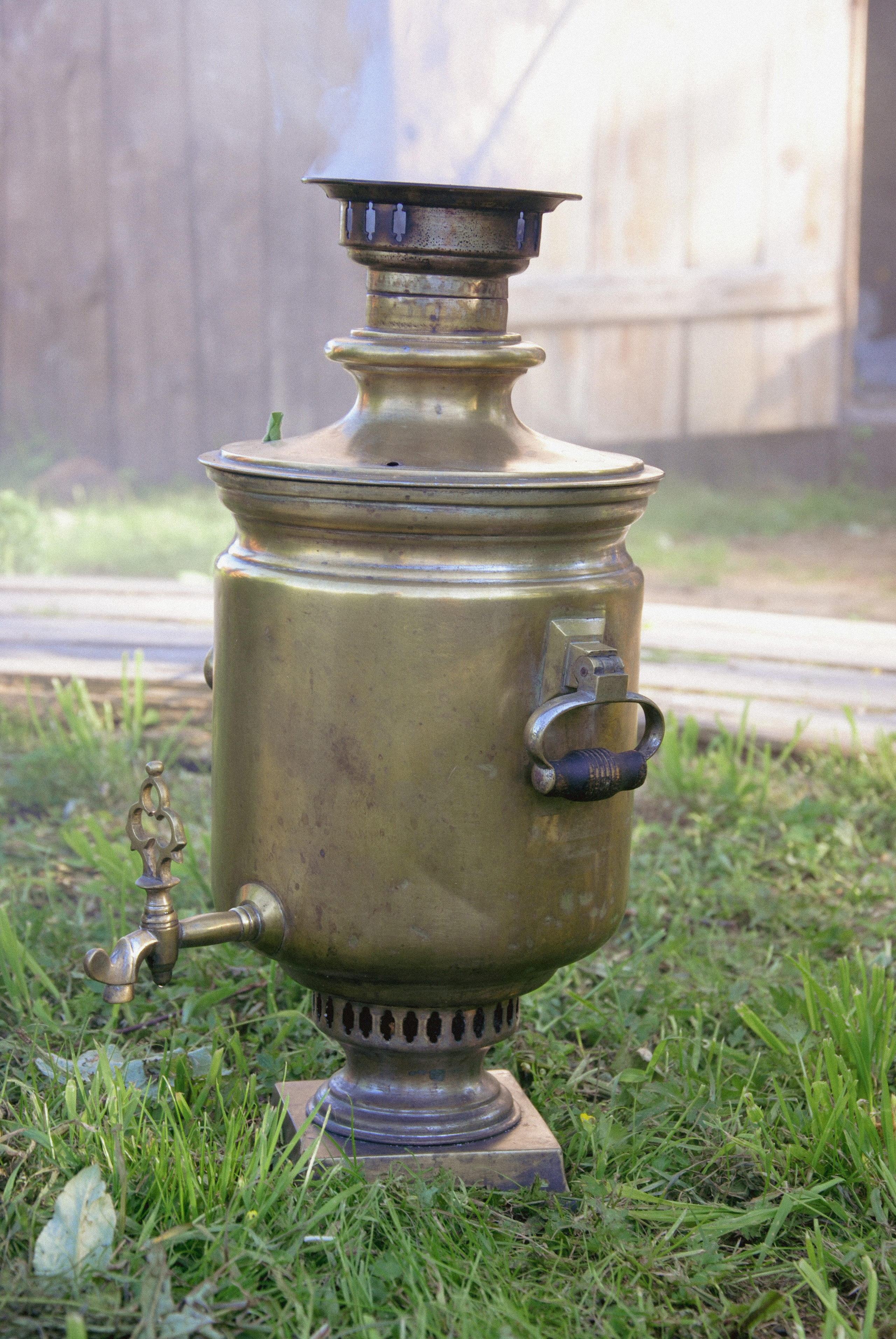 На протяжении нескольких веков на Руси не представляли своей жизни без  заваривания чая в самоваре. Божественным напитком угостила нас хозяйка праздника Вера.