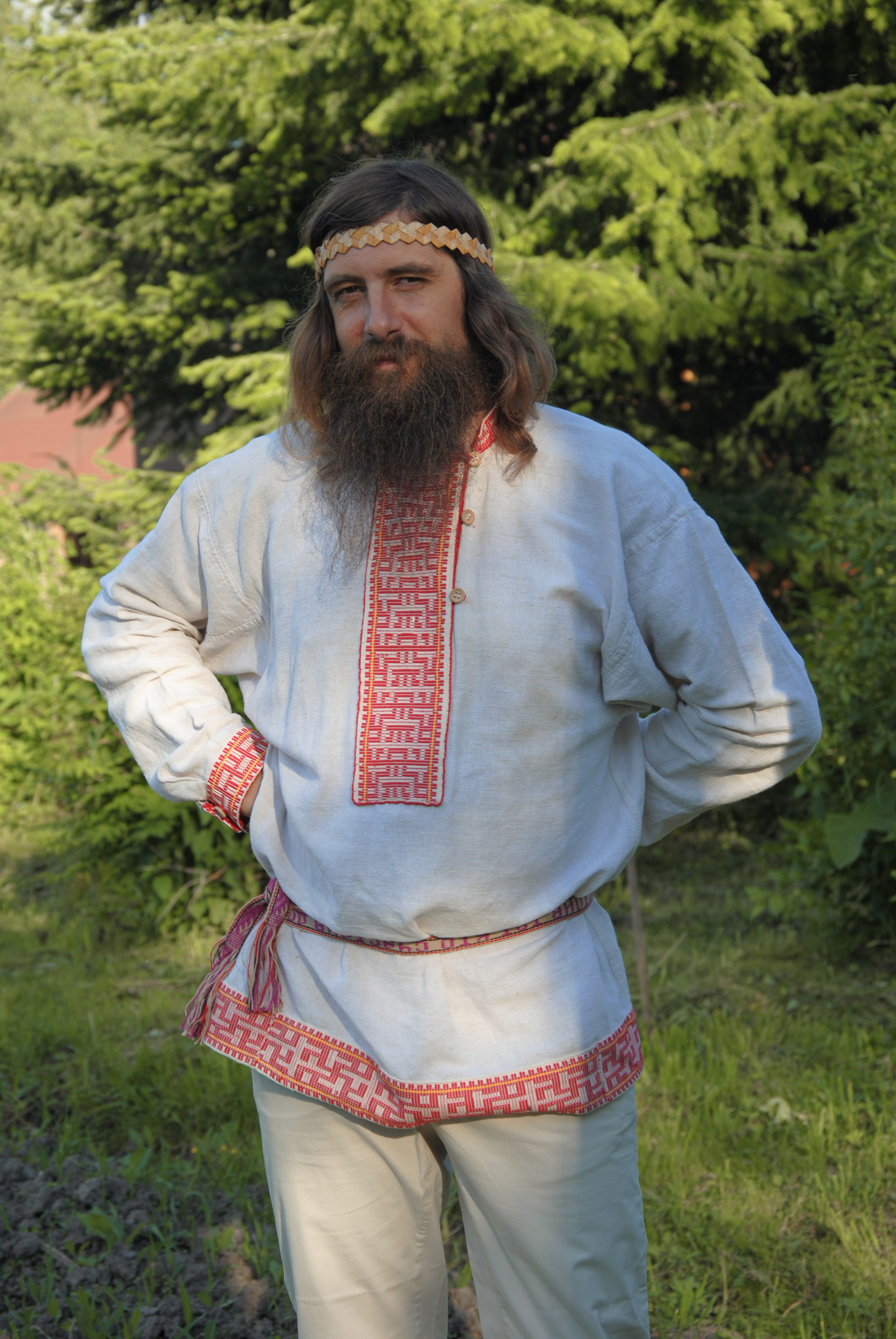 Утром в праздник Ивана Купалы женщины умывались росой для сохранения молодости, мужчины проделывали то же самое, чтобы стать сильнее.