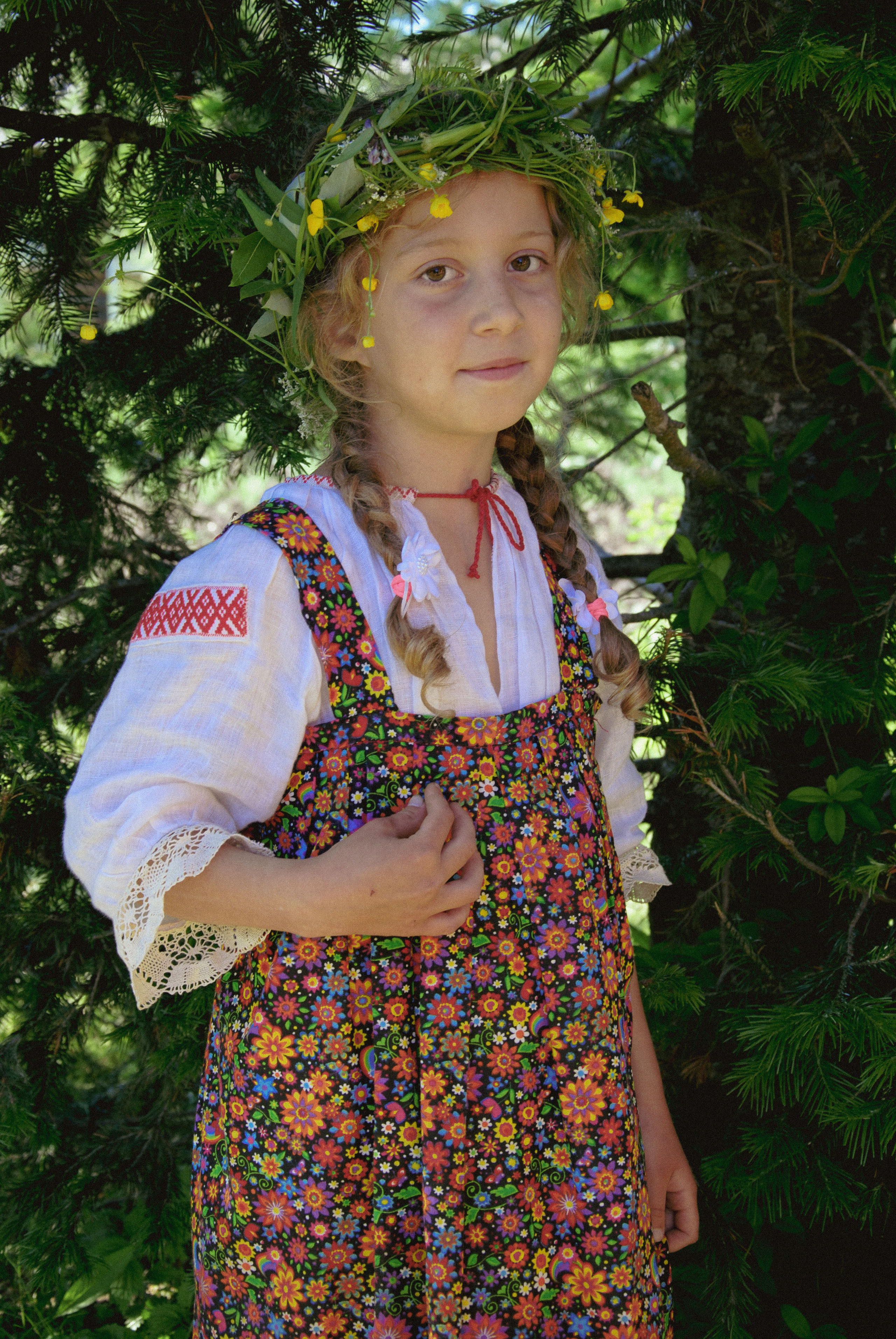 Барышни плели венки, опускали в речную воду и наблюдали за ним. 