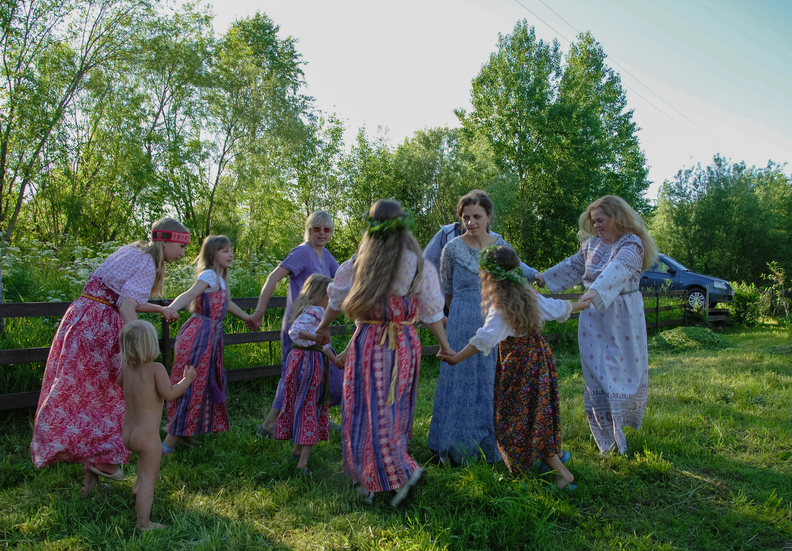 Праздник полный обрядовых действий, правил и запретов, песен, приговоров, всевозможных примет, гаданий, легенд, поверий проводился в деревне вблизи села Черевково Архангельской области.