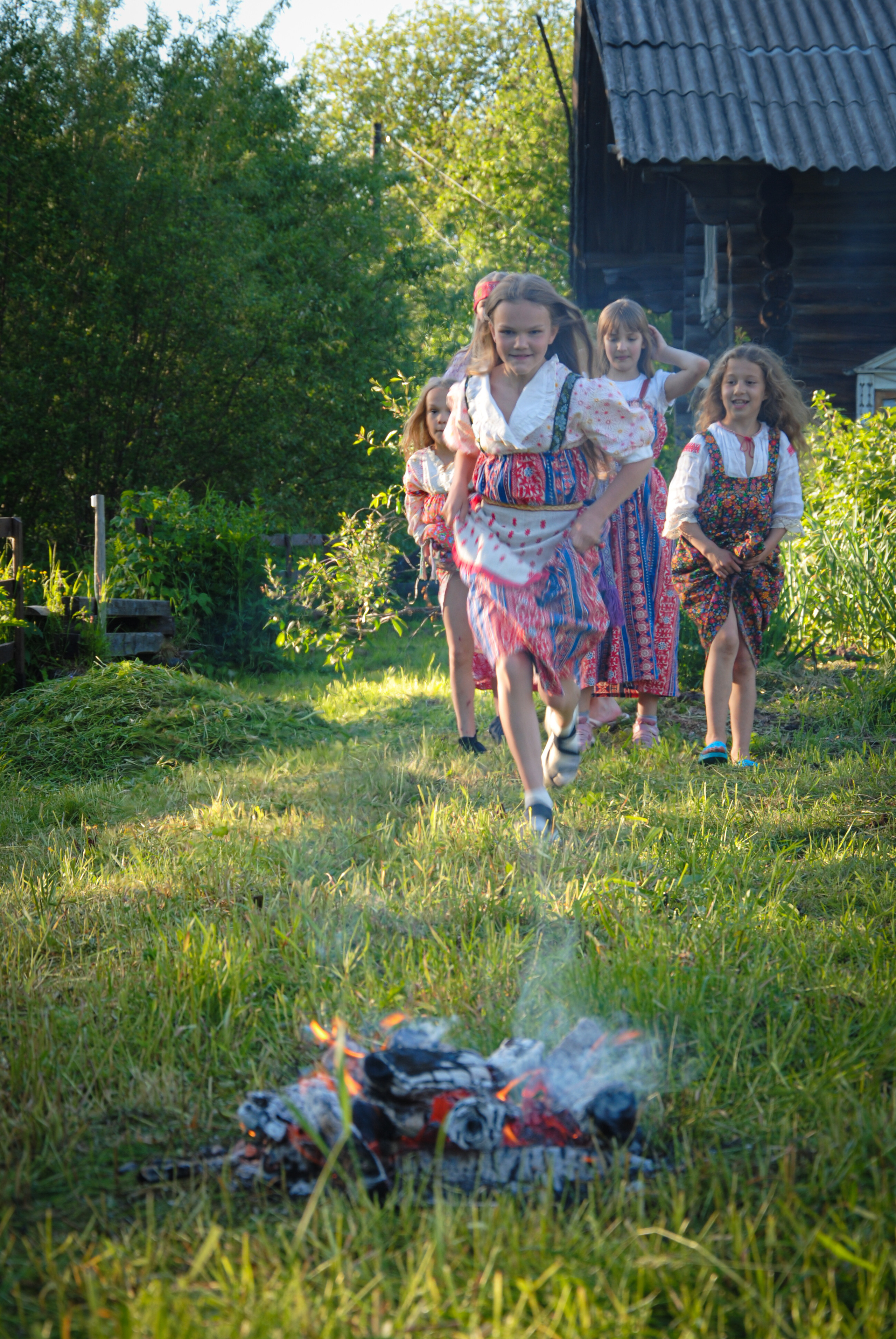 Один из известнейших обрядов на Купалу — прыжки через костёр. Считалось, что сумевшая перепрыгнуть через огонь девушка обретёт красоту и молодость