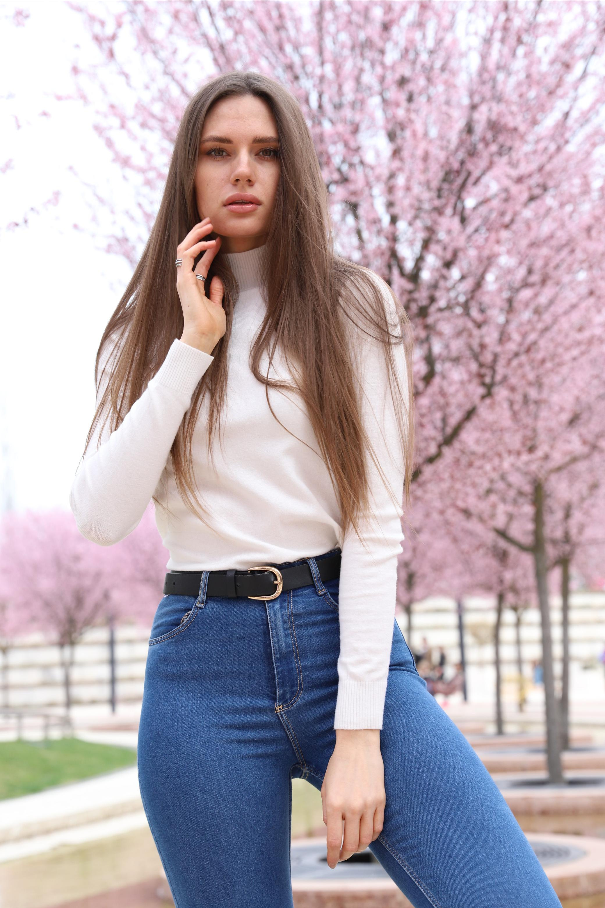 Красивая девушка в солнечных очках стоит в парке Галицкого