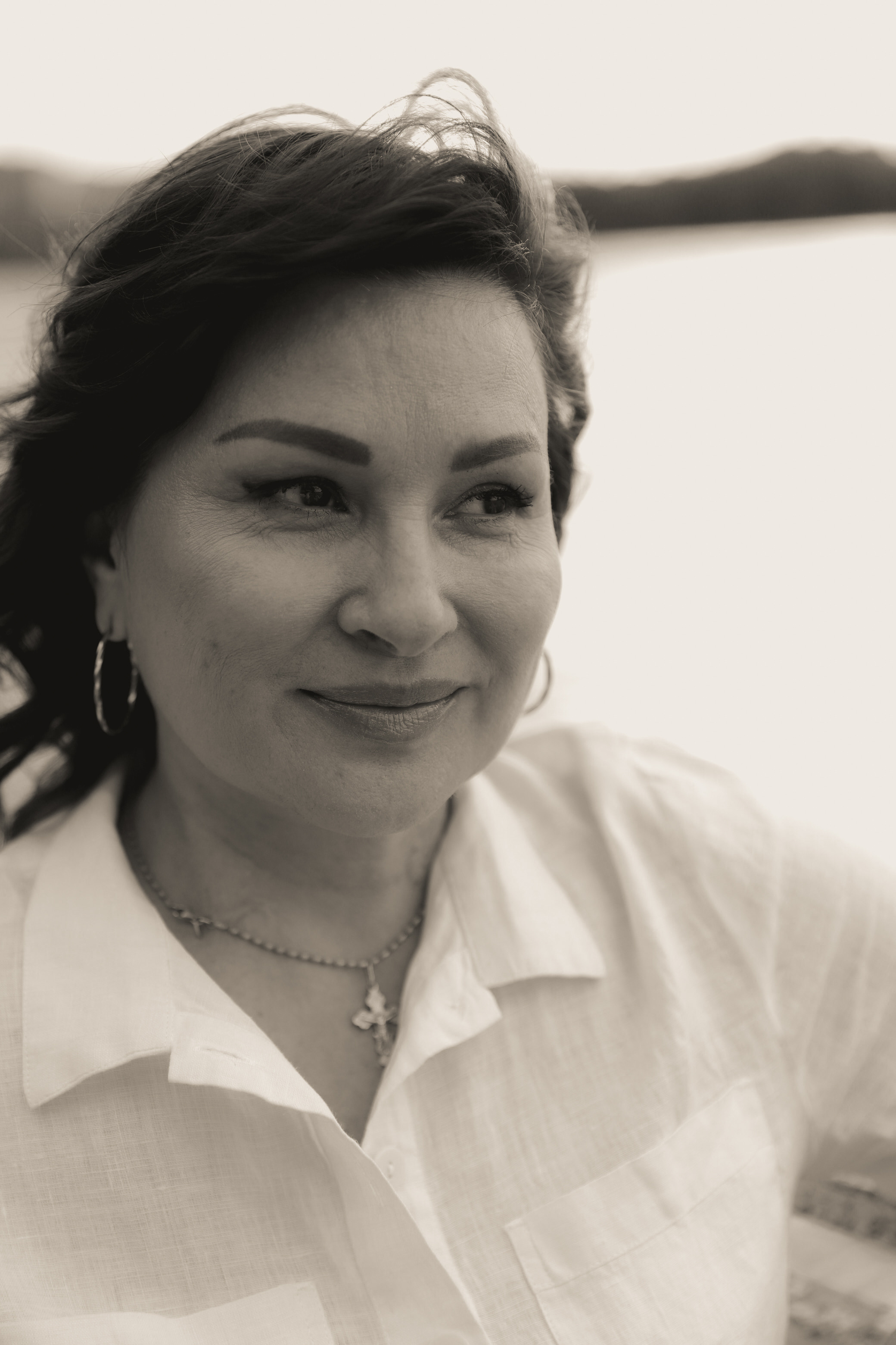 Черно - белая фотография, крупный план красивой женщины 