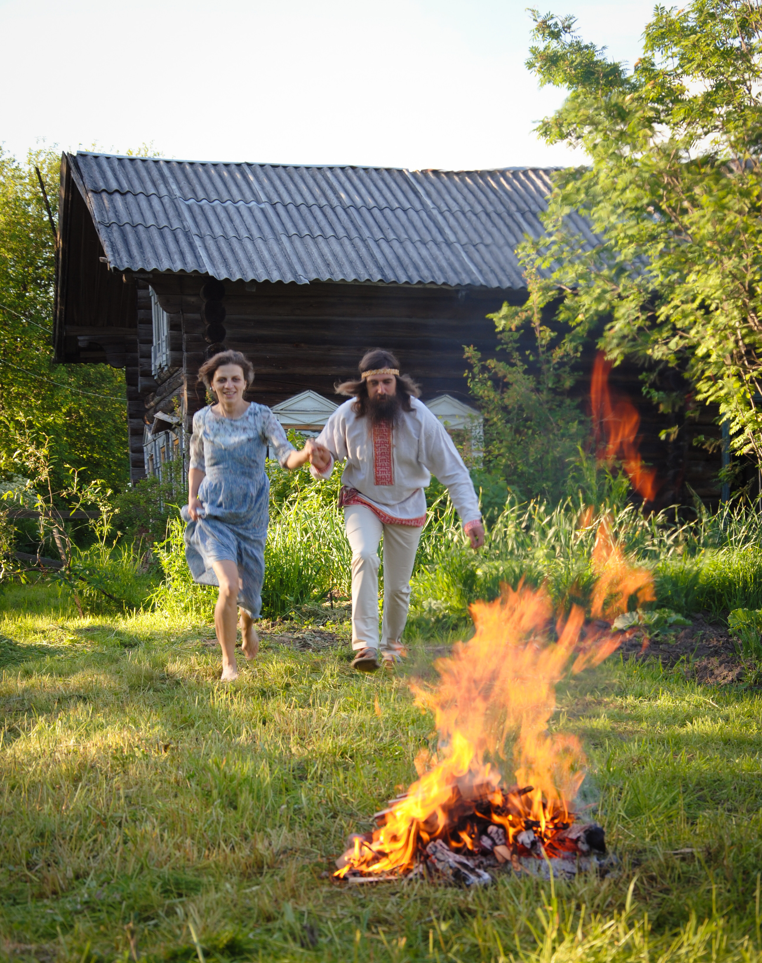 Вокруг купальского костра плясали, через него прыгали, кто удачнее и выше — тот будет счастливее.
