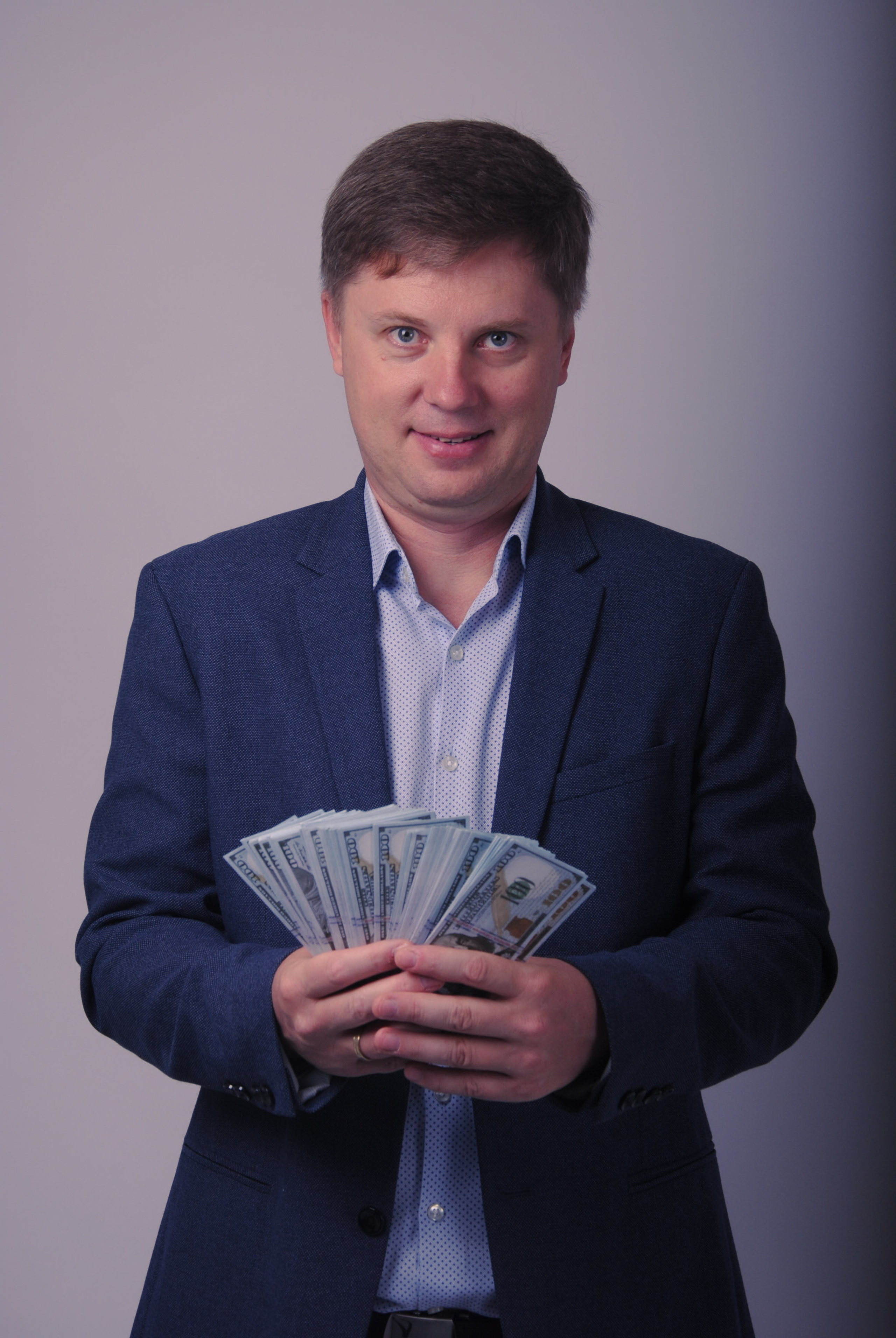 Финансовый консультант показывает веер из долларовых купюр