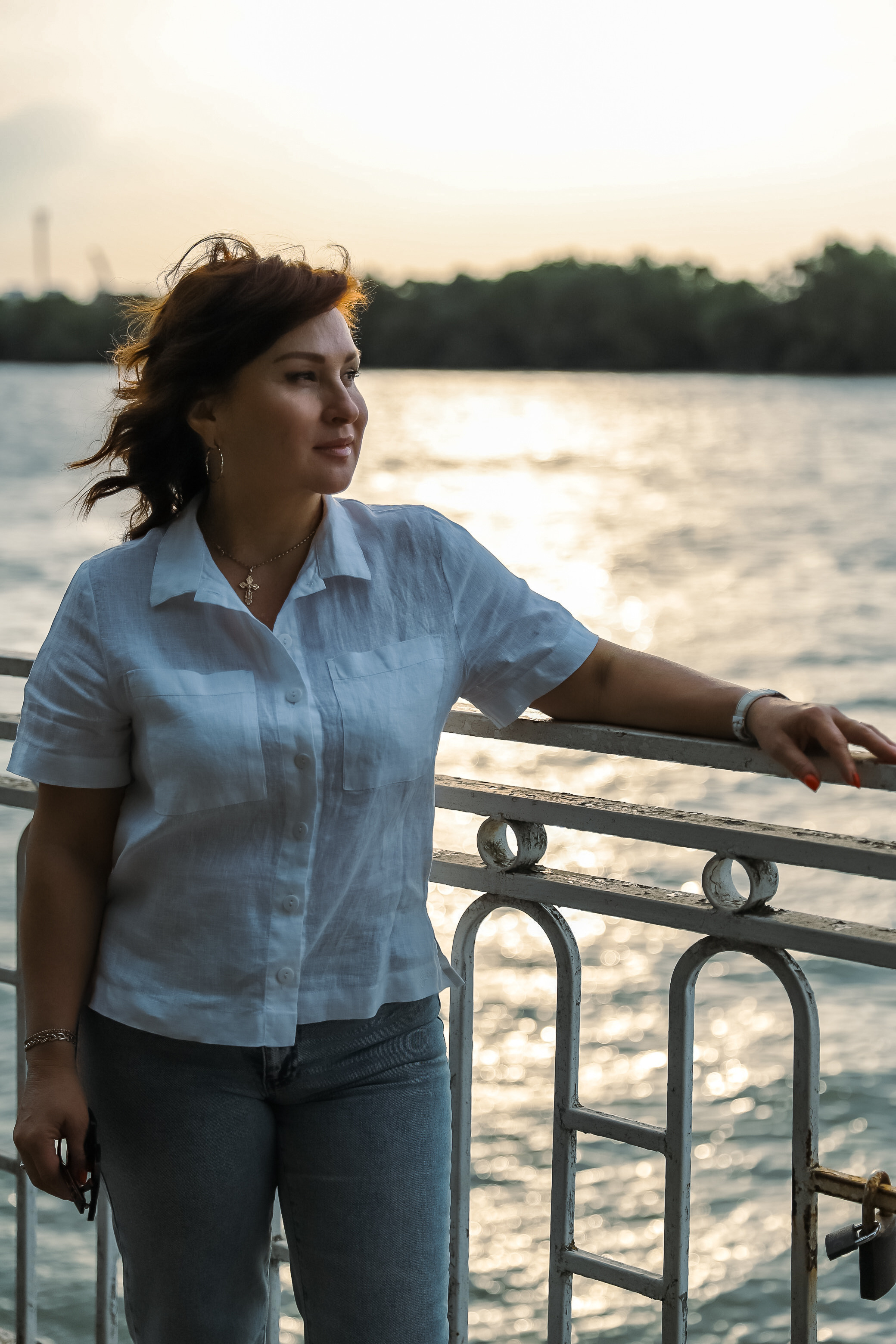 Фотография в золотой час  женщины на набережной реки Кубань парк 30 -летие Победы 