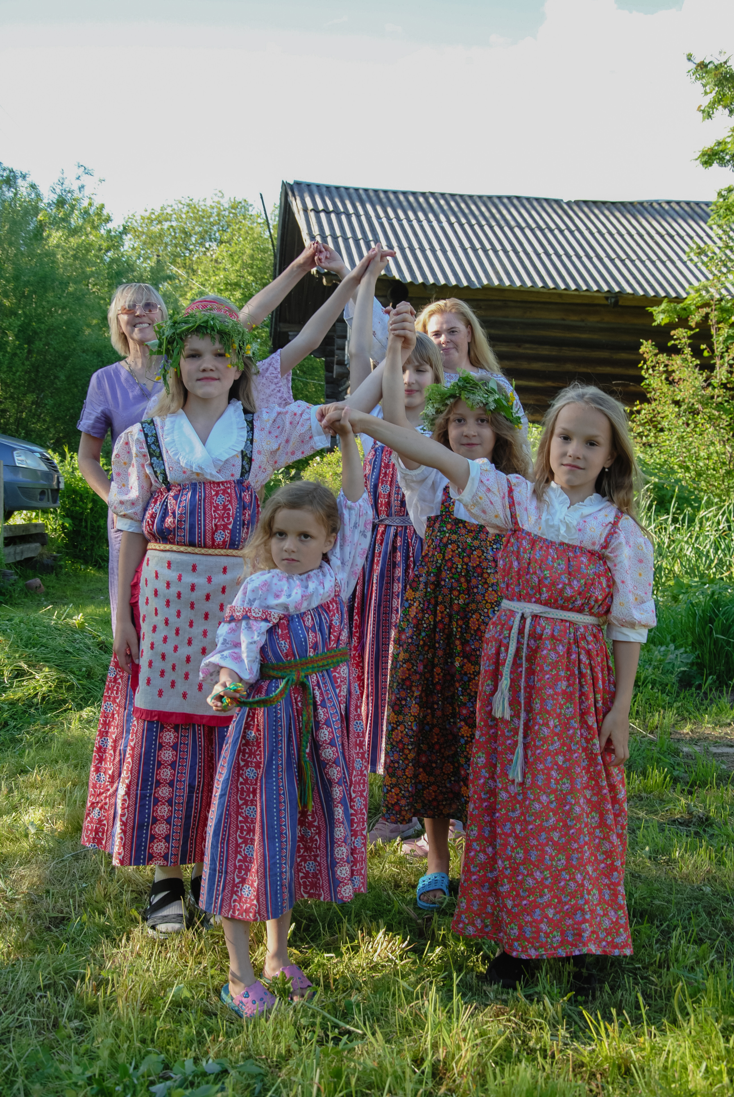 Еще в пору язычества у древних русичей существовало божество Купало, олицетворяющее летнее плодородие. В его честь вечерами и распевали песни, играли в игру "Ручеёк".