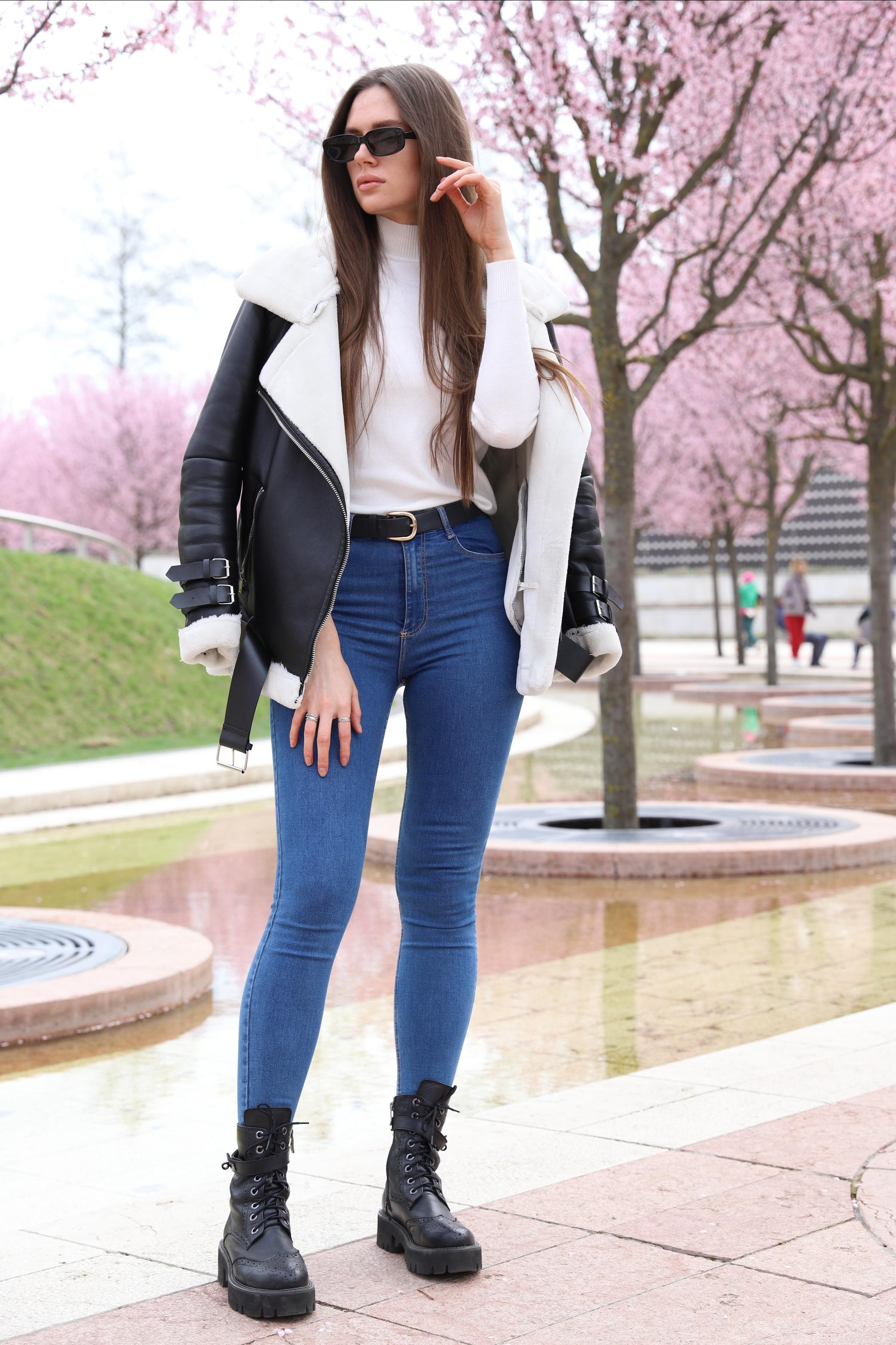 Красивая девушка в солнечных очках стоит  в парке Галицкого