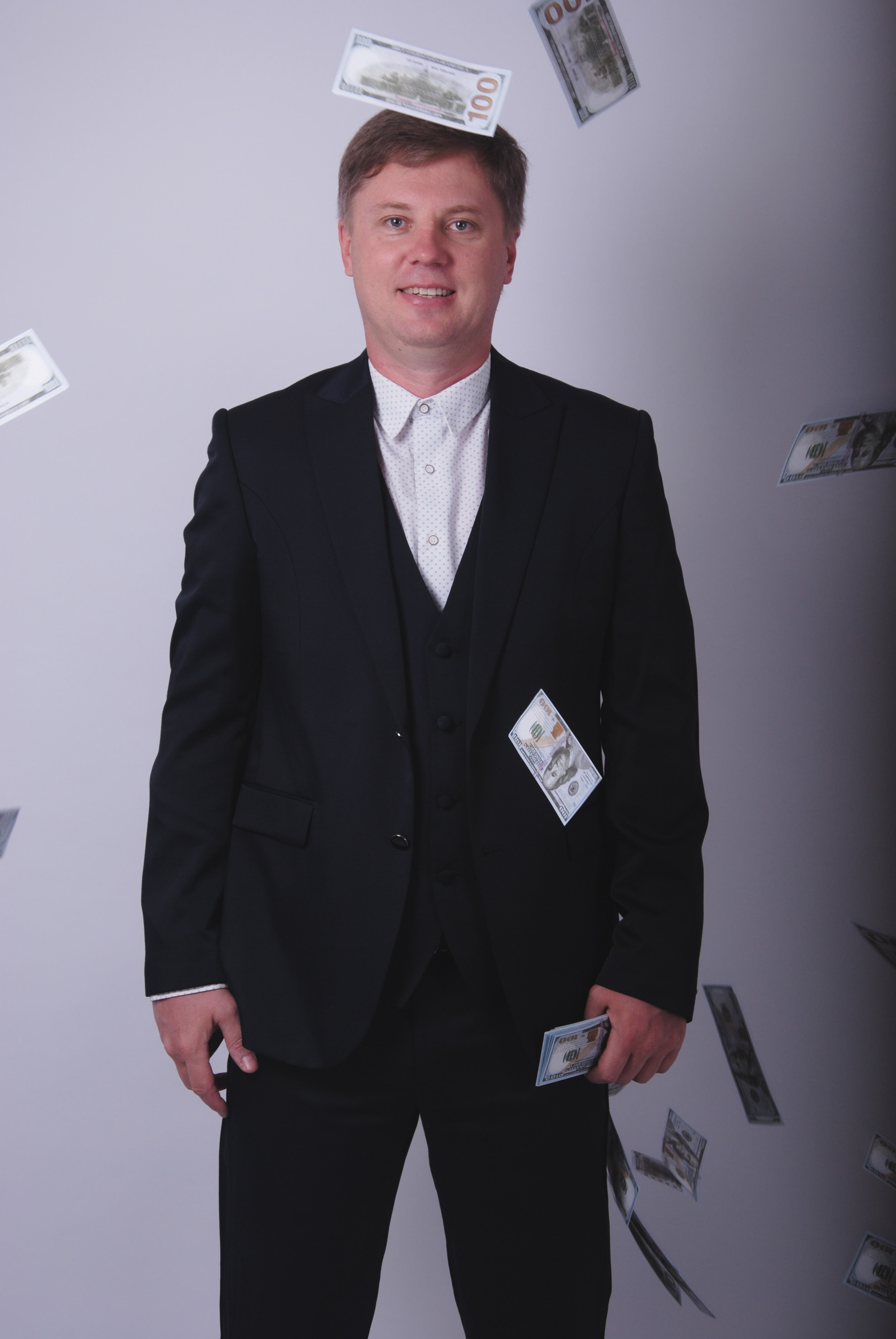 Финансовый консультант под дождем из долларов