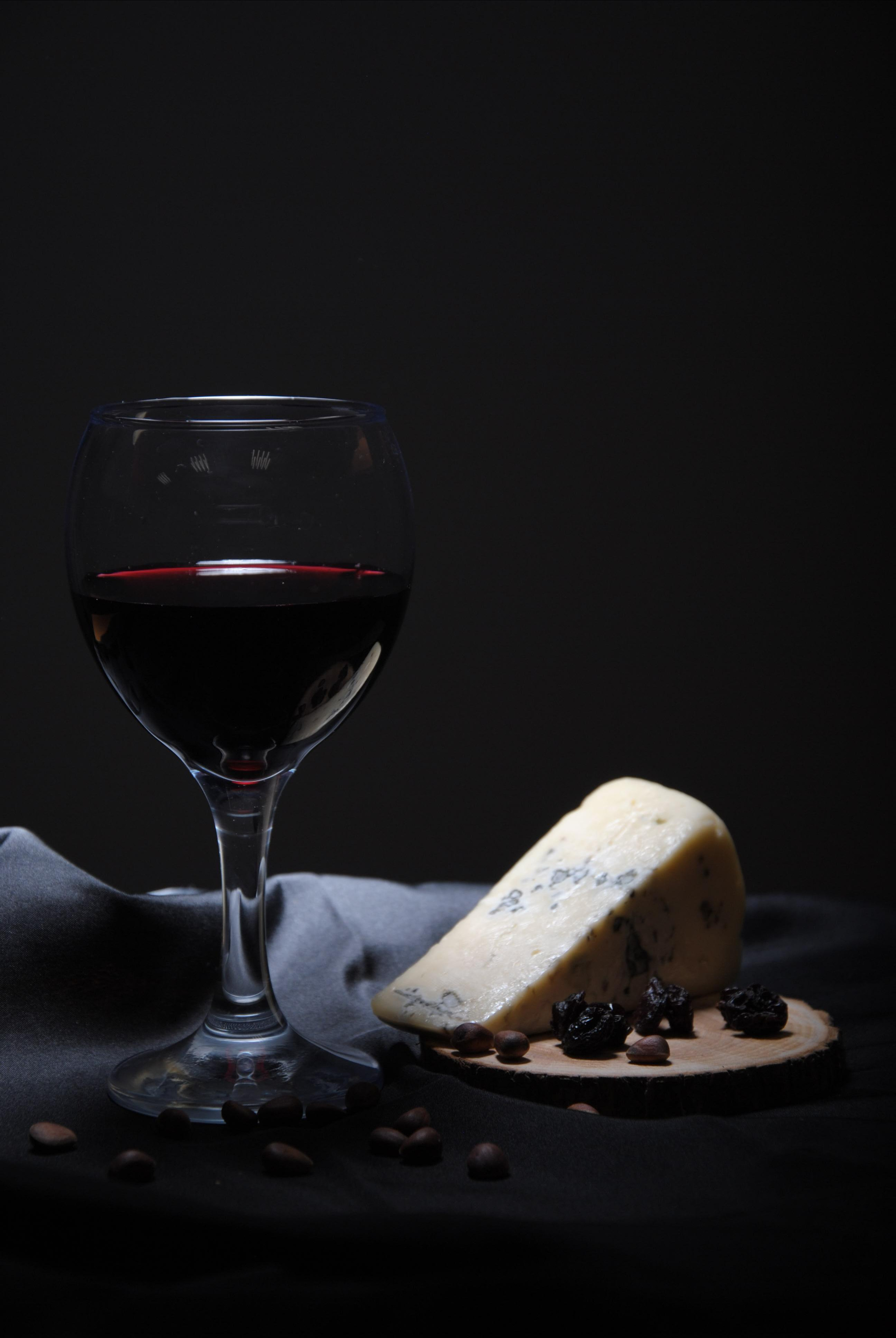 Крепкое вино и выдержанный сыр - оригинальный натюрморт