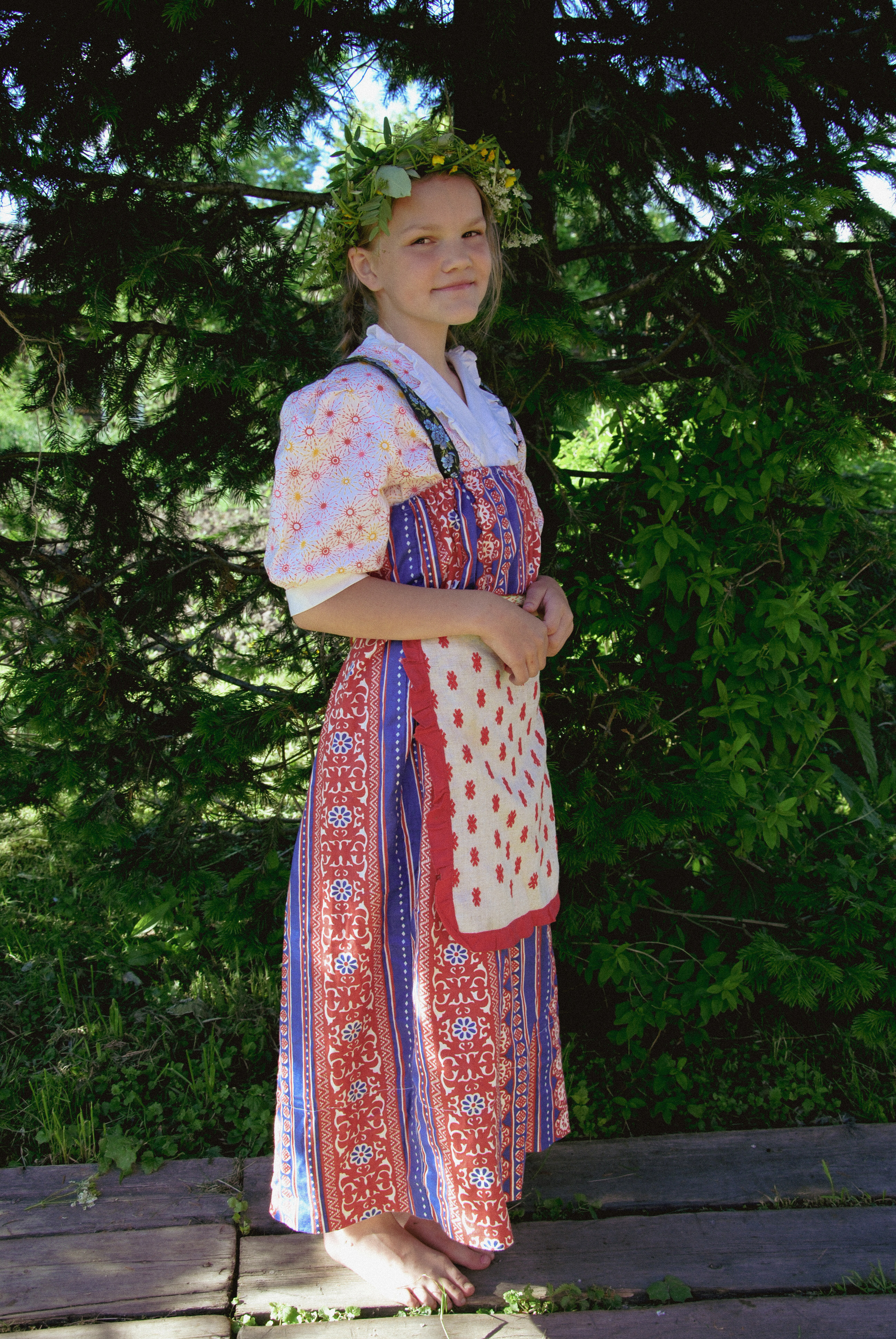 Девушки перед Ивановым днём гадали на замужество.