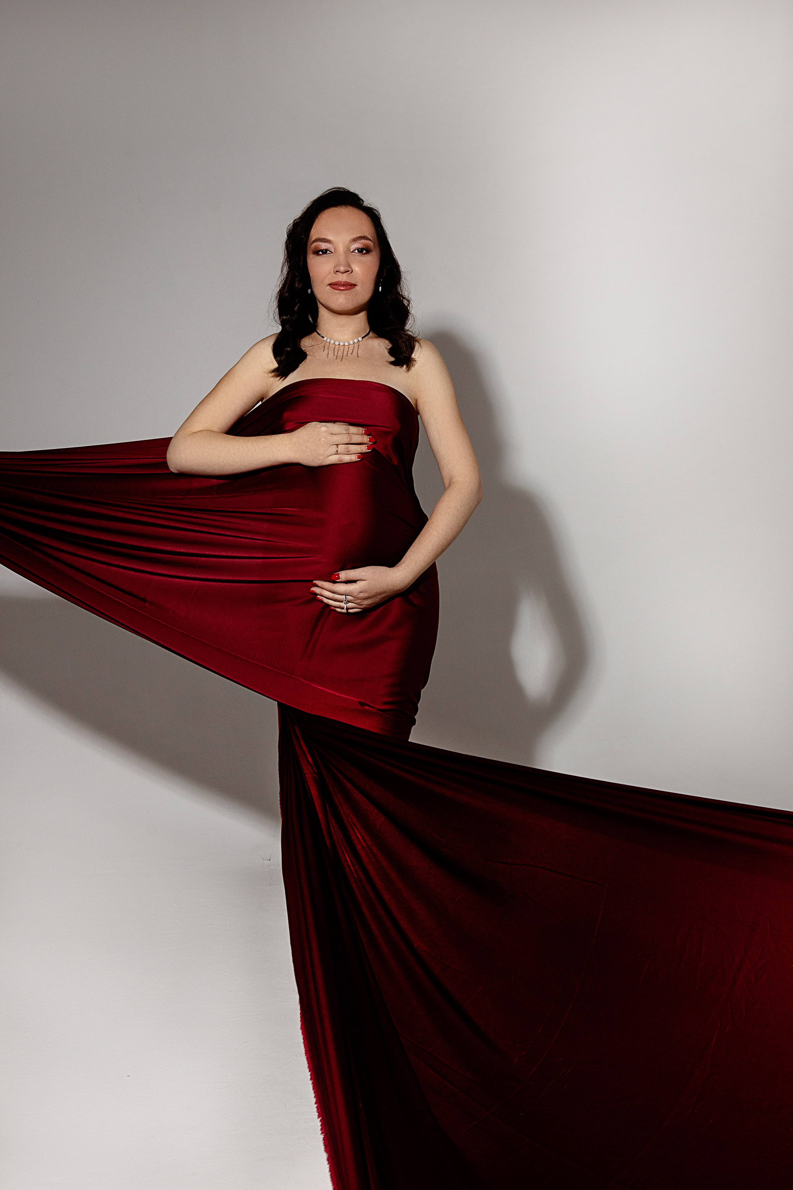 фотосессия беременности в тканях. Беременные в ткани. Беременная фотосессия с летящими тканями. Фотограф беременности в иркутске. Фотосессия беременных в студии. Студийная фотосессия Иркутск. Беременные фотосессии в Иркутске. фотограф беременных. Студийный фотограф