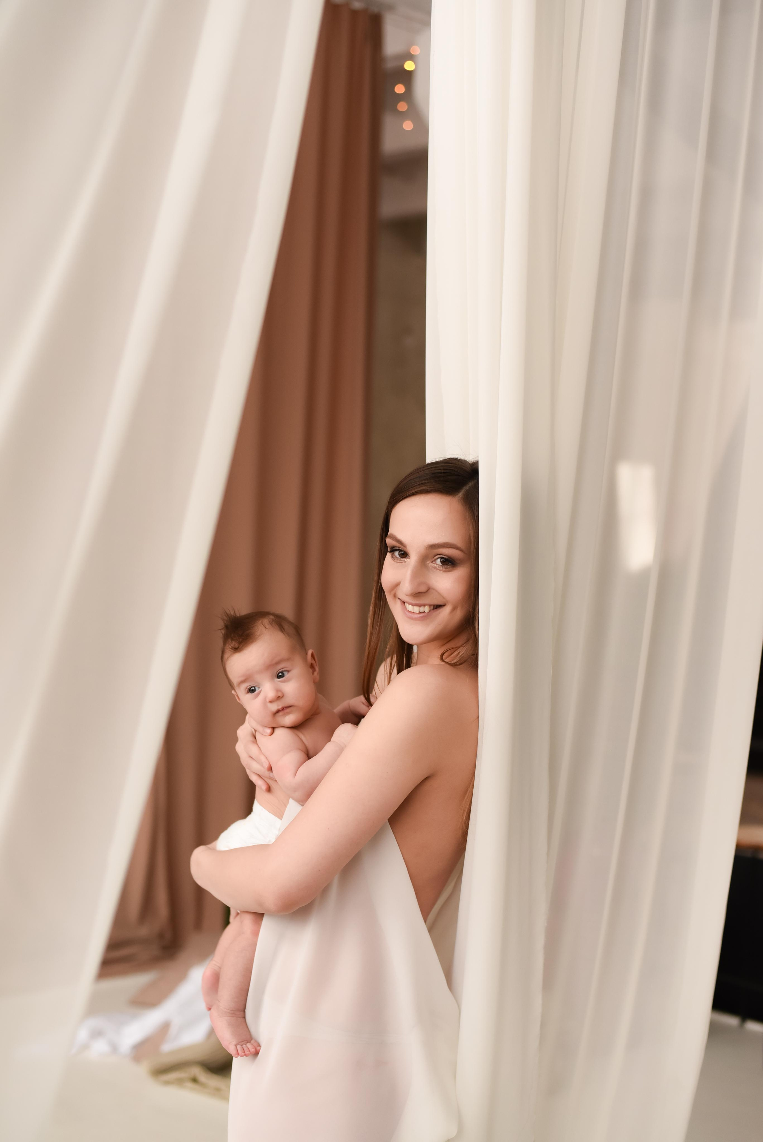 Фотосессия мама и малыш в Екатеринбурге. Фотограф новорожденных в Екатеринбурге Анастасия Карманова