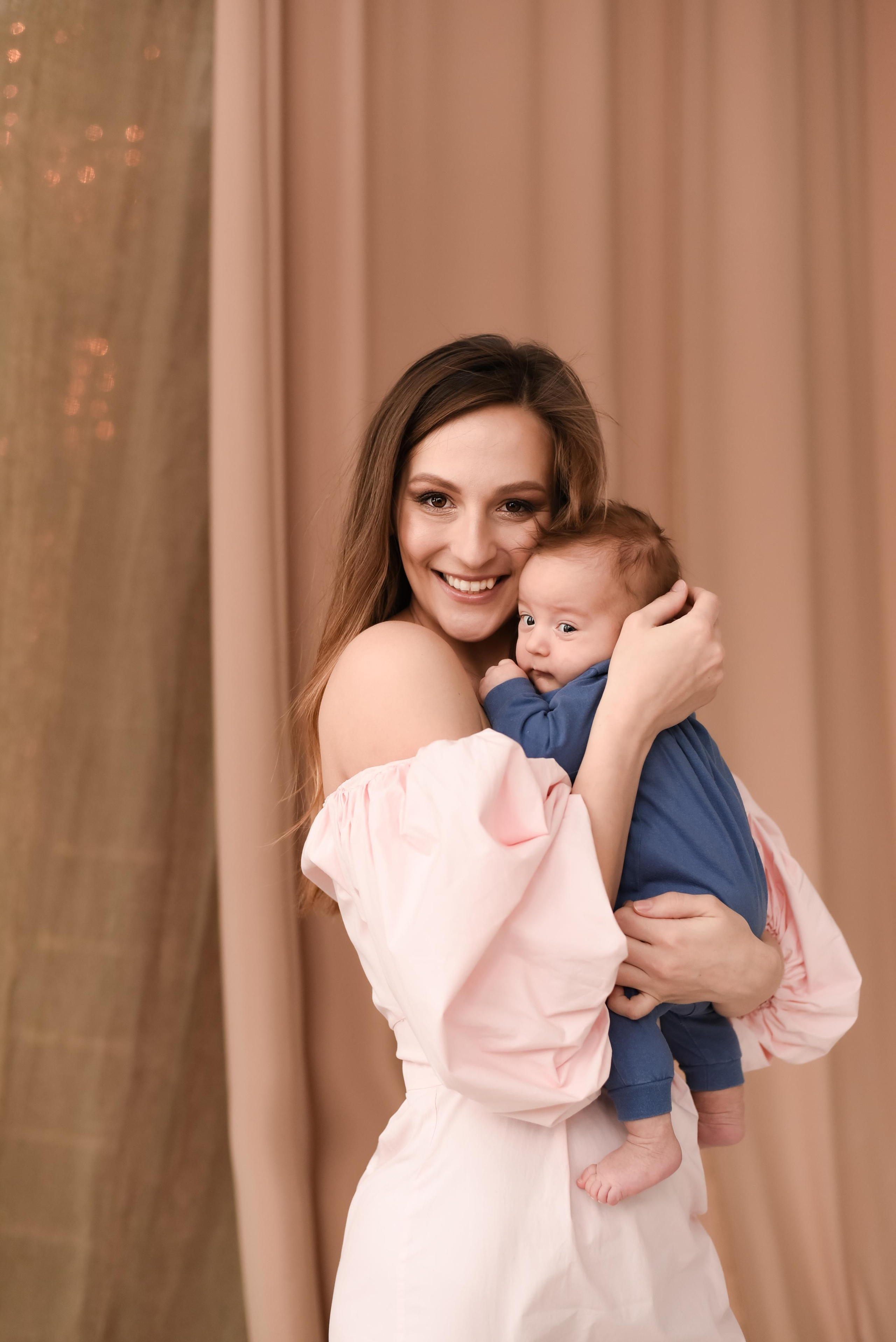 Фотосессия мама и малыш в Екатеринбурге. Фотограф новорожденных в Екатеринбурге Анастасия Карманова