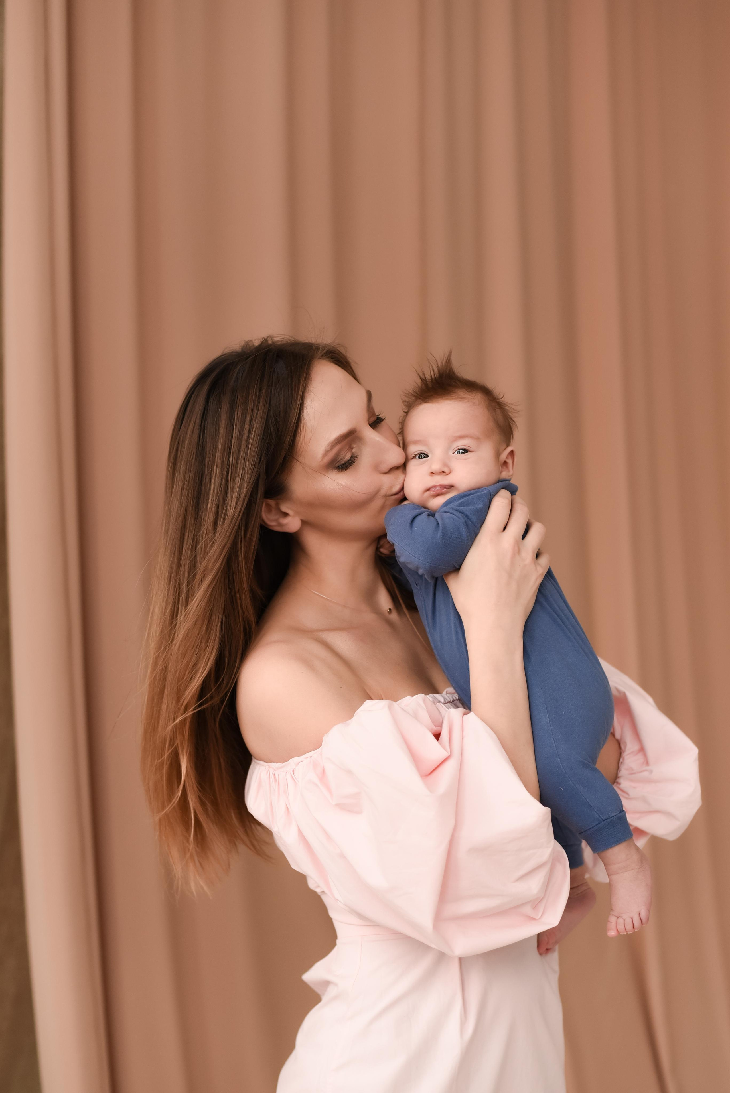 Фотосессия мама и малыш в Екатеринбурге. Фотограф новорожденных в Екатеринбурге Анастасия Карманова