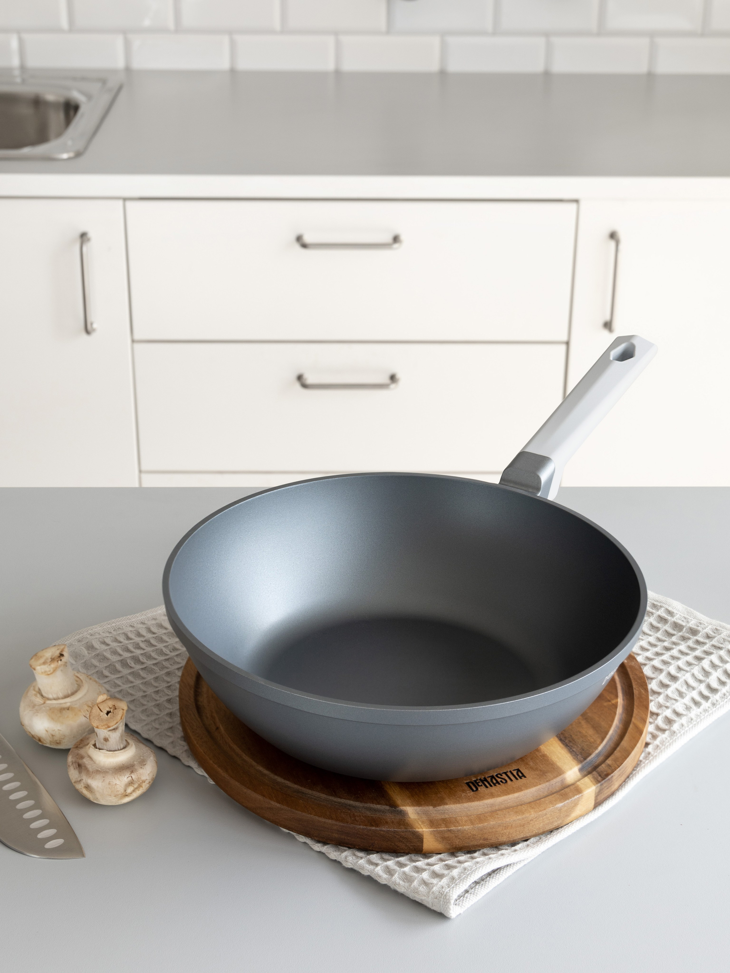 Сковорода на рабочей поверхности с продуктами | Фото для интернет-магазина