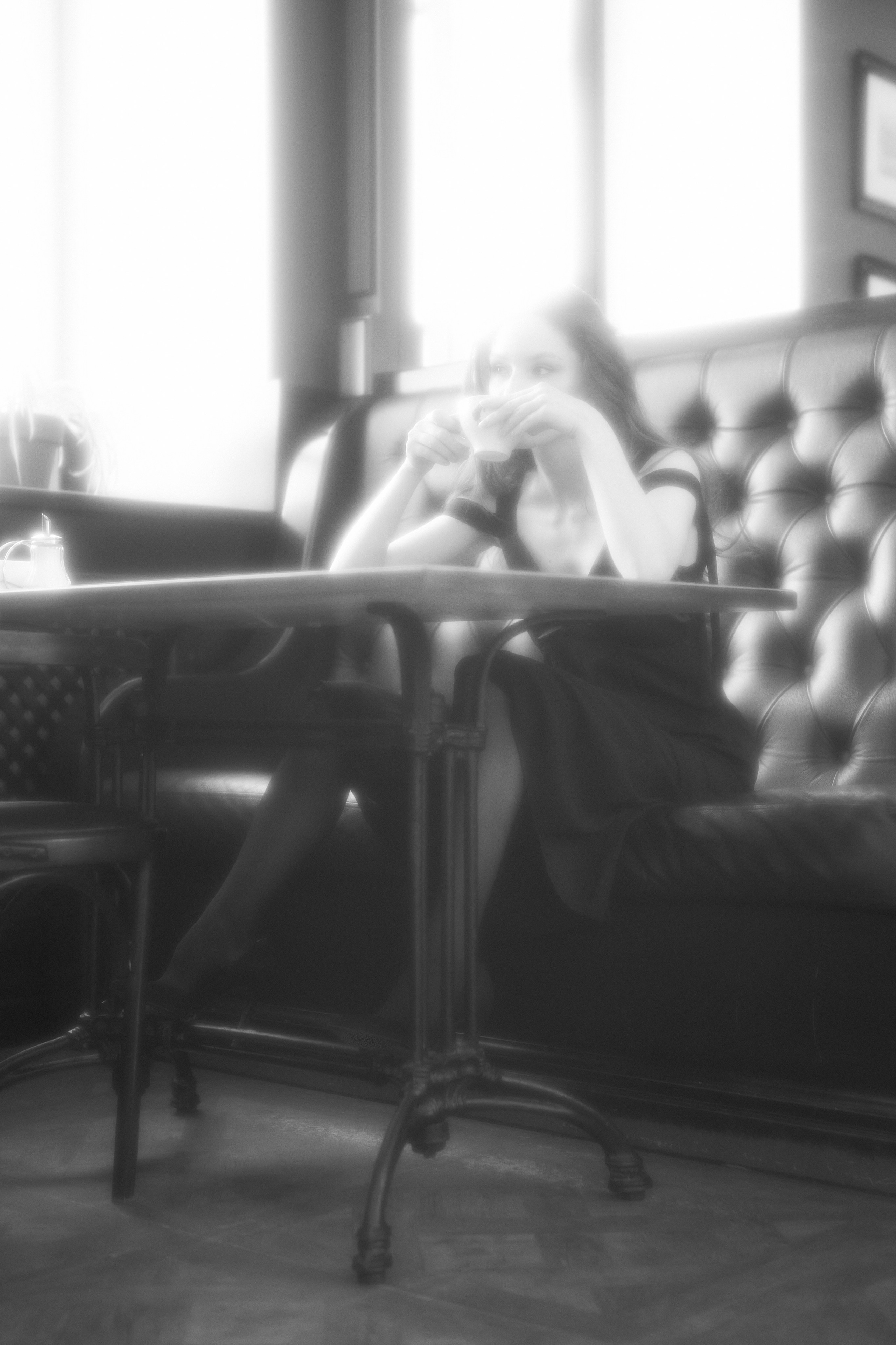 Одна в кафе. Фотограф в Мурманске Оксана Черноморец