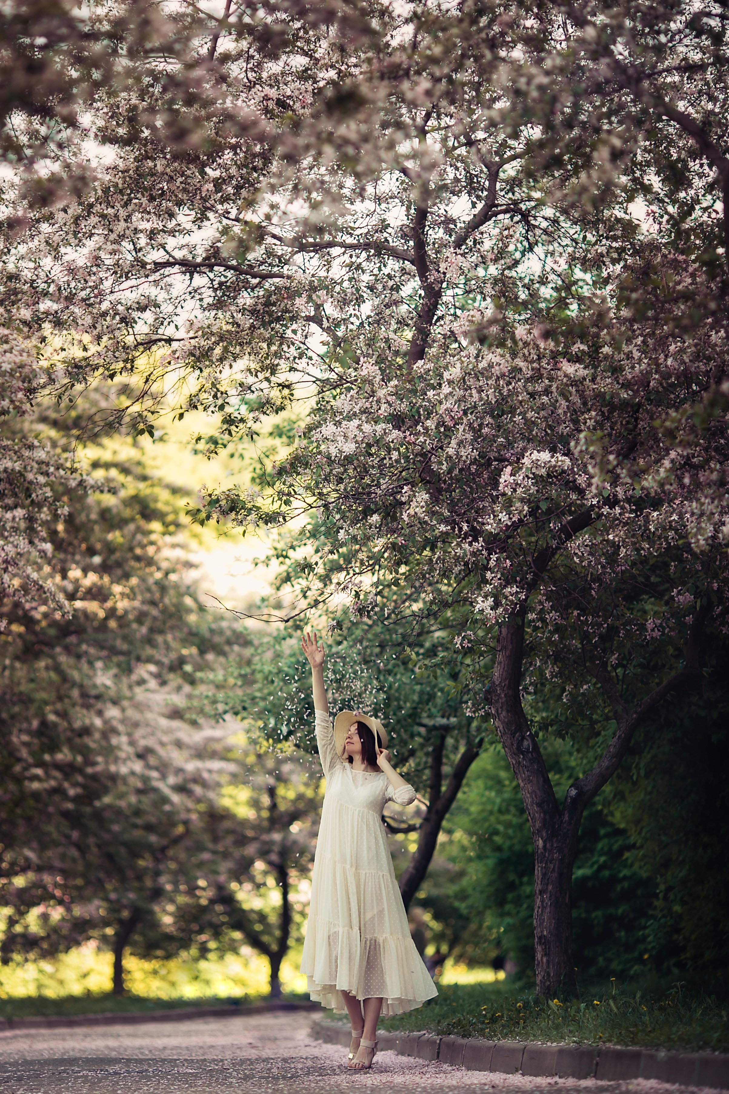 Настя в цветущем саду. Фотограф в Москве Наталья Спиридонова