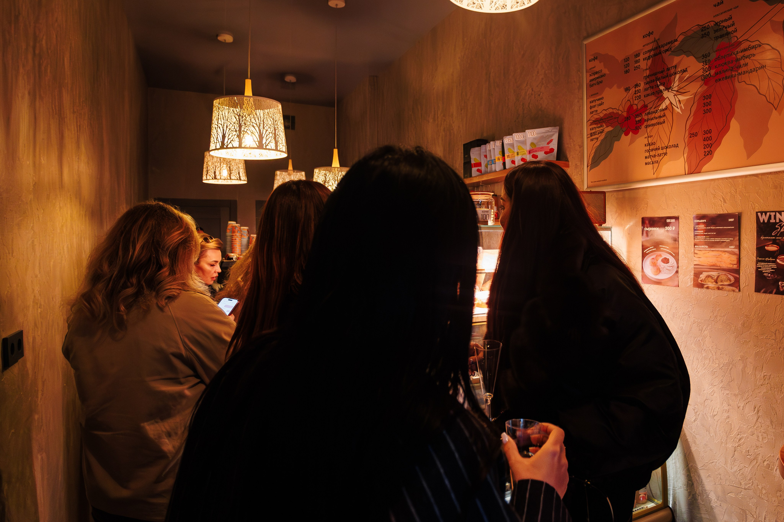 10 лет проекту «КОФЕДВИЖ» и открытие новой кофейни_Ялта_19.12.2025. Аминов Руслан | Фотограф