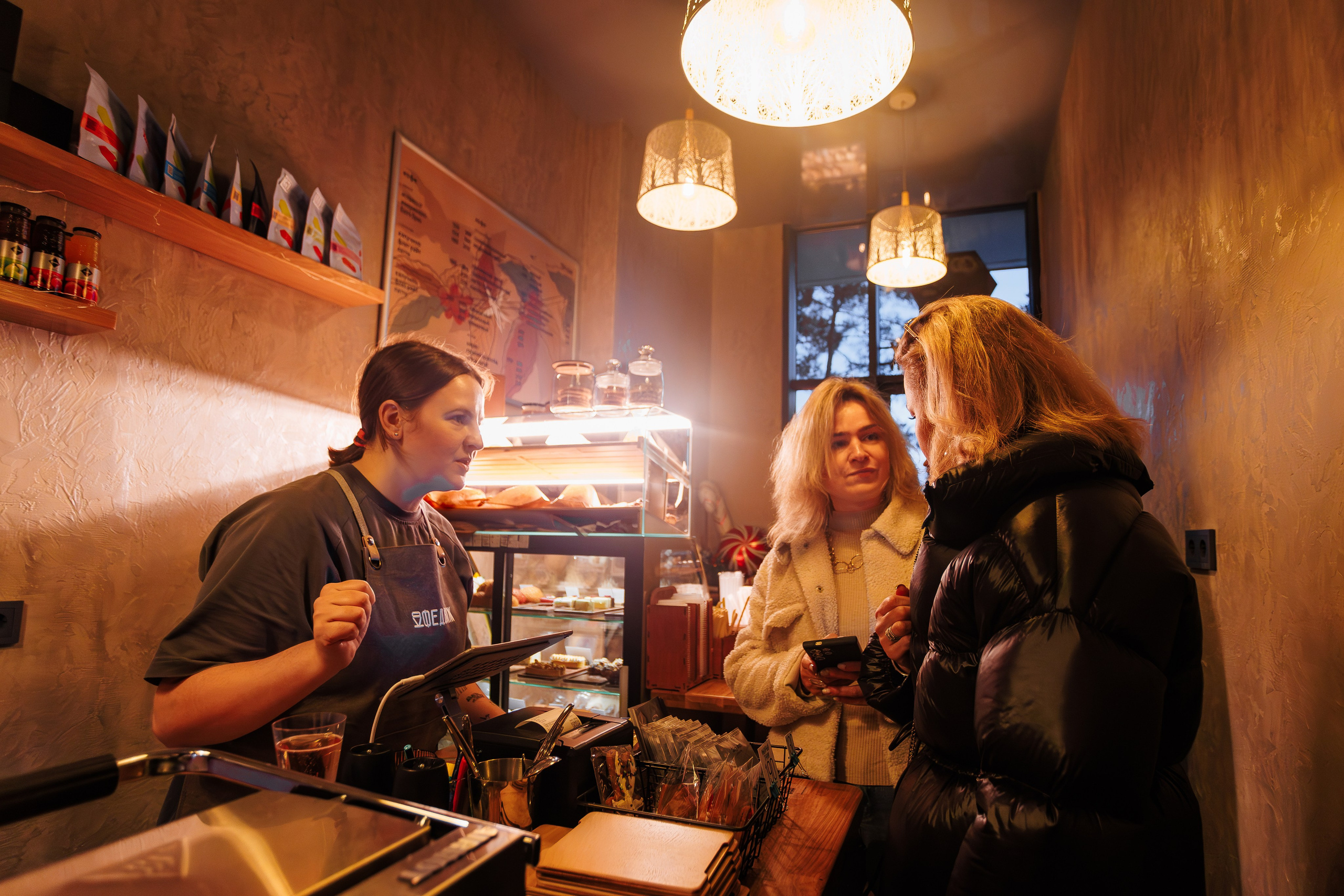 10 лет проекту «КОФЕДВИЖ» и открытие новой кофейни_Ялта_19.12.2025. Аминов Руслан | Фотограф