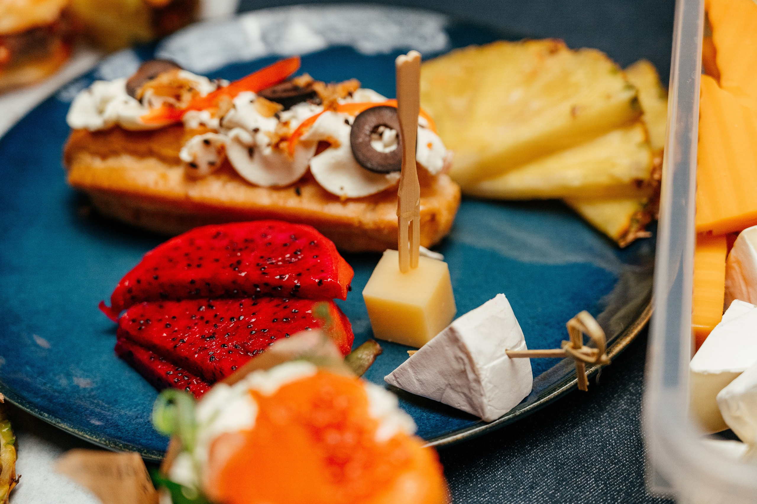 Столы. Выездной кейтеринг, съедобные букеты, торты и сладости на заказ