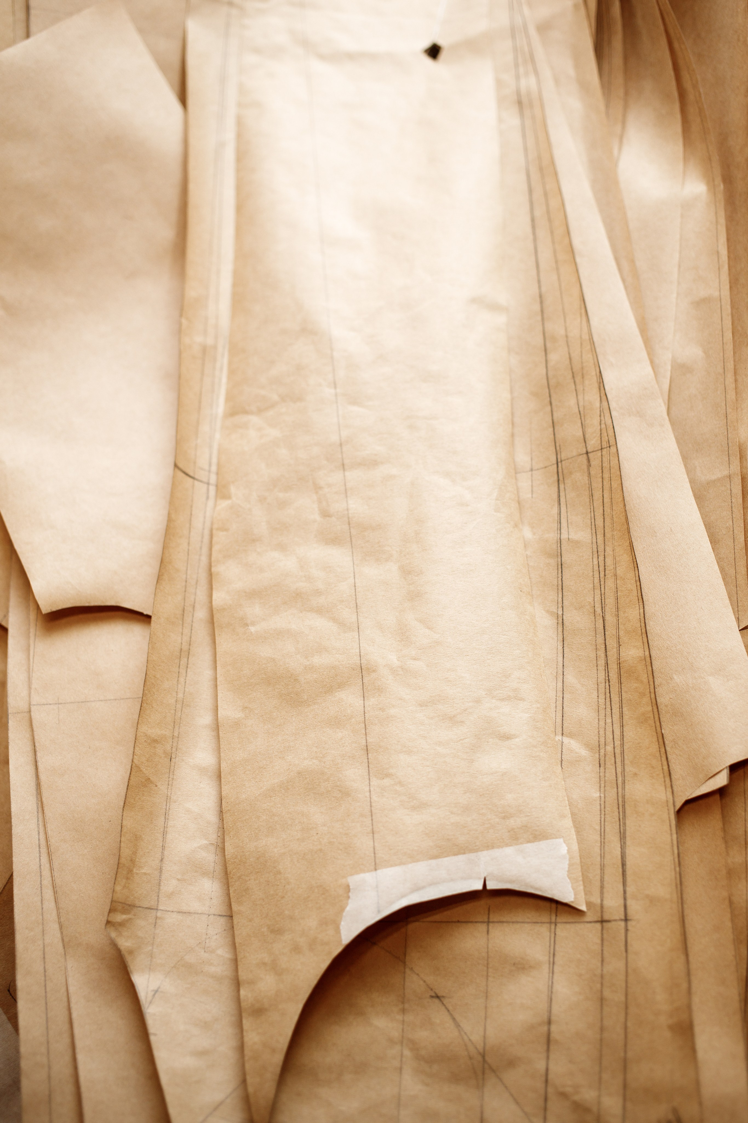 Бумажные выкройки пиджака на рабочем столе, ателье Natalia Chevdar, Екатеринбург, фотограф Илья Антропов