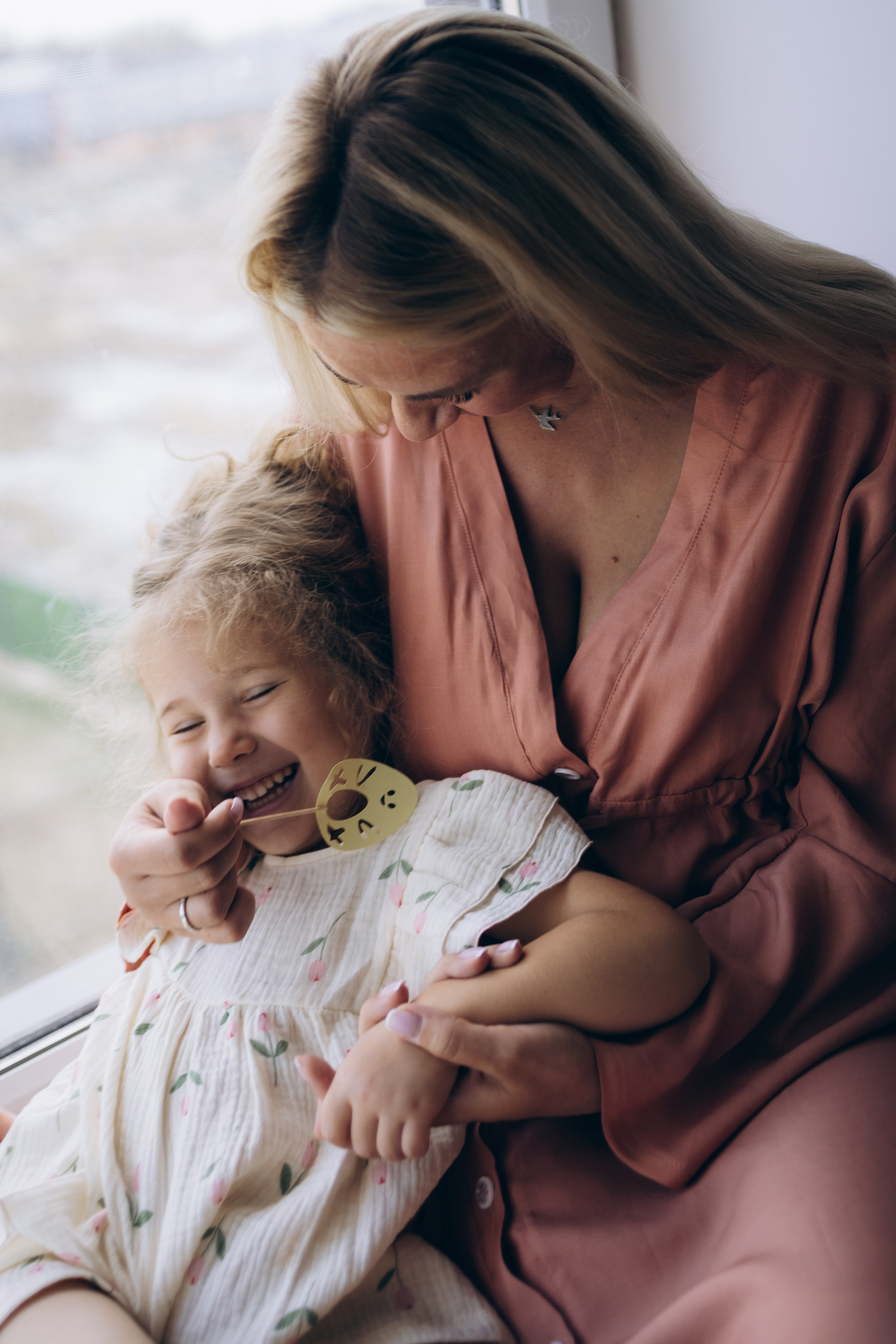 мама с дочкой веселятся и отдыхают на окне пока готовится пирог