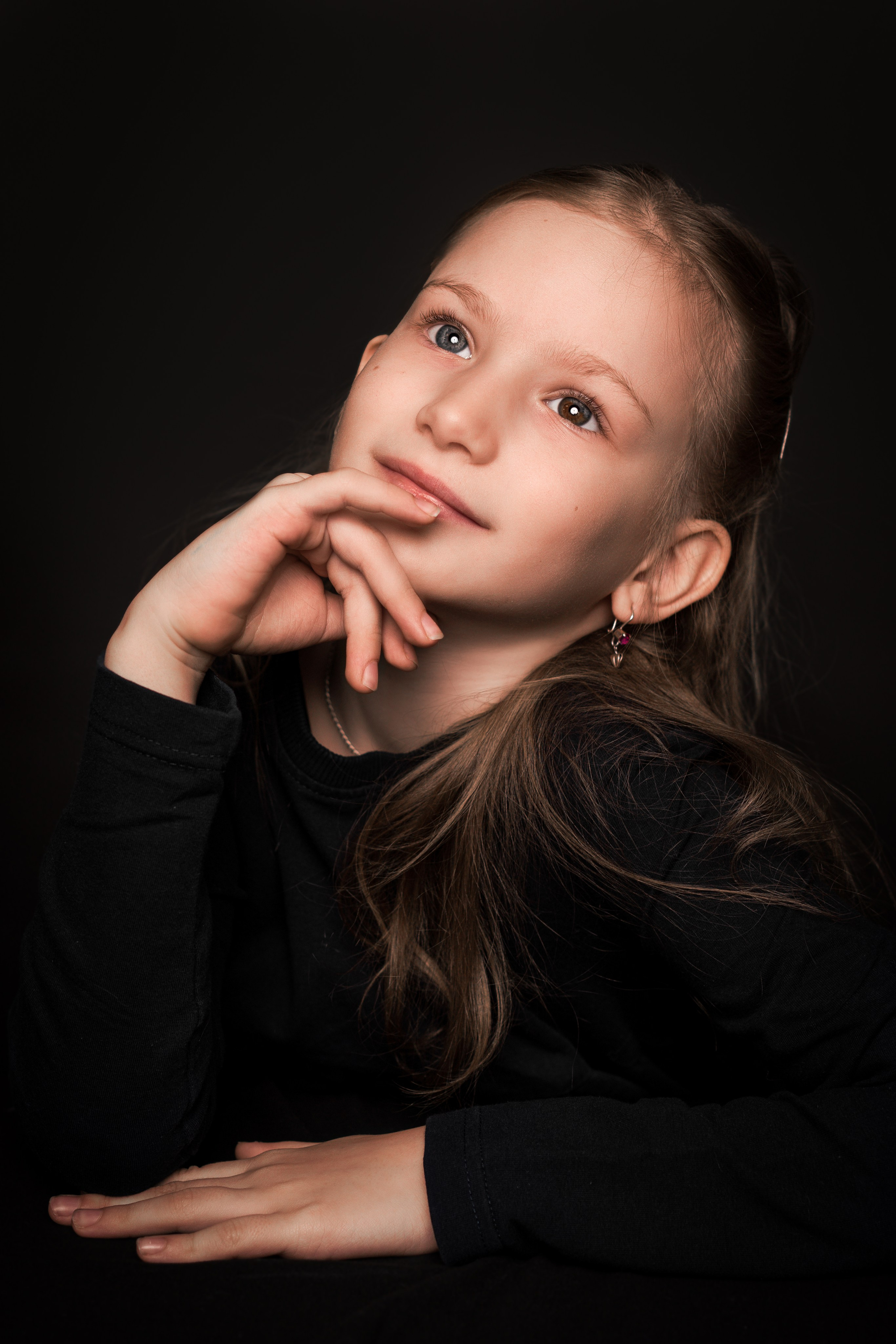 Детский сад, портреты на чёрном фоне. Фотограф Шунова Саша