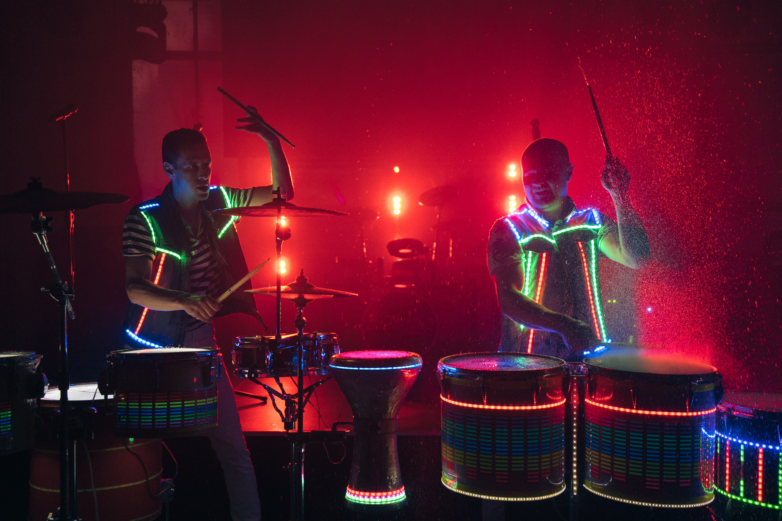 Фотография, сделанная во время профессиональной фотосессии. На ней изображена модель или группа людей в студии или на открытом воздухе. В кадре присутствуют студийное освещение и реквизит.