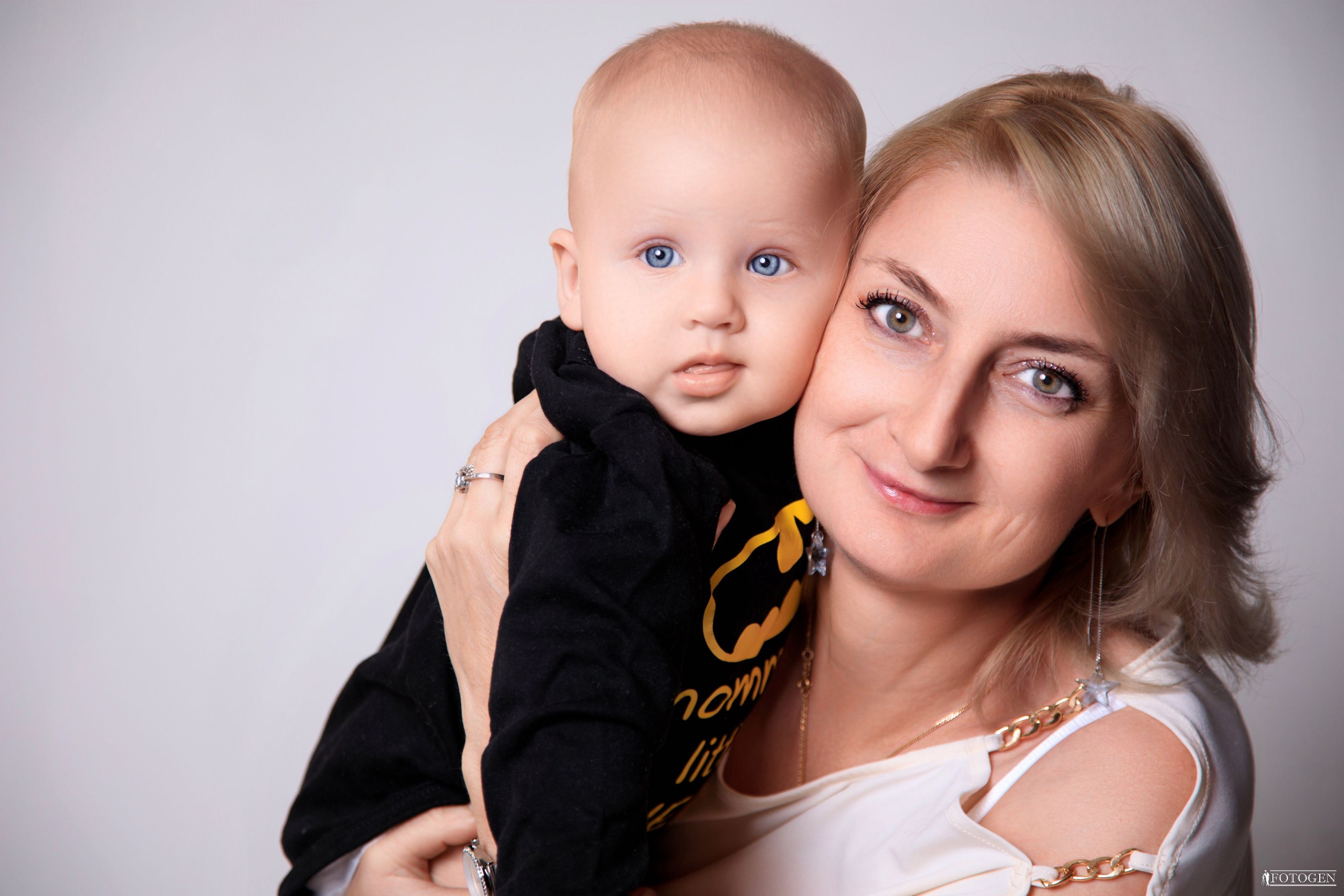 Семейная фотосессия: мама с детьми | Портфолио Fotogen. Интерьерная фотостудия FOTOGEN г. Краснодар