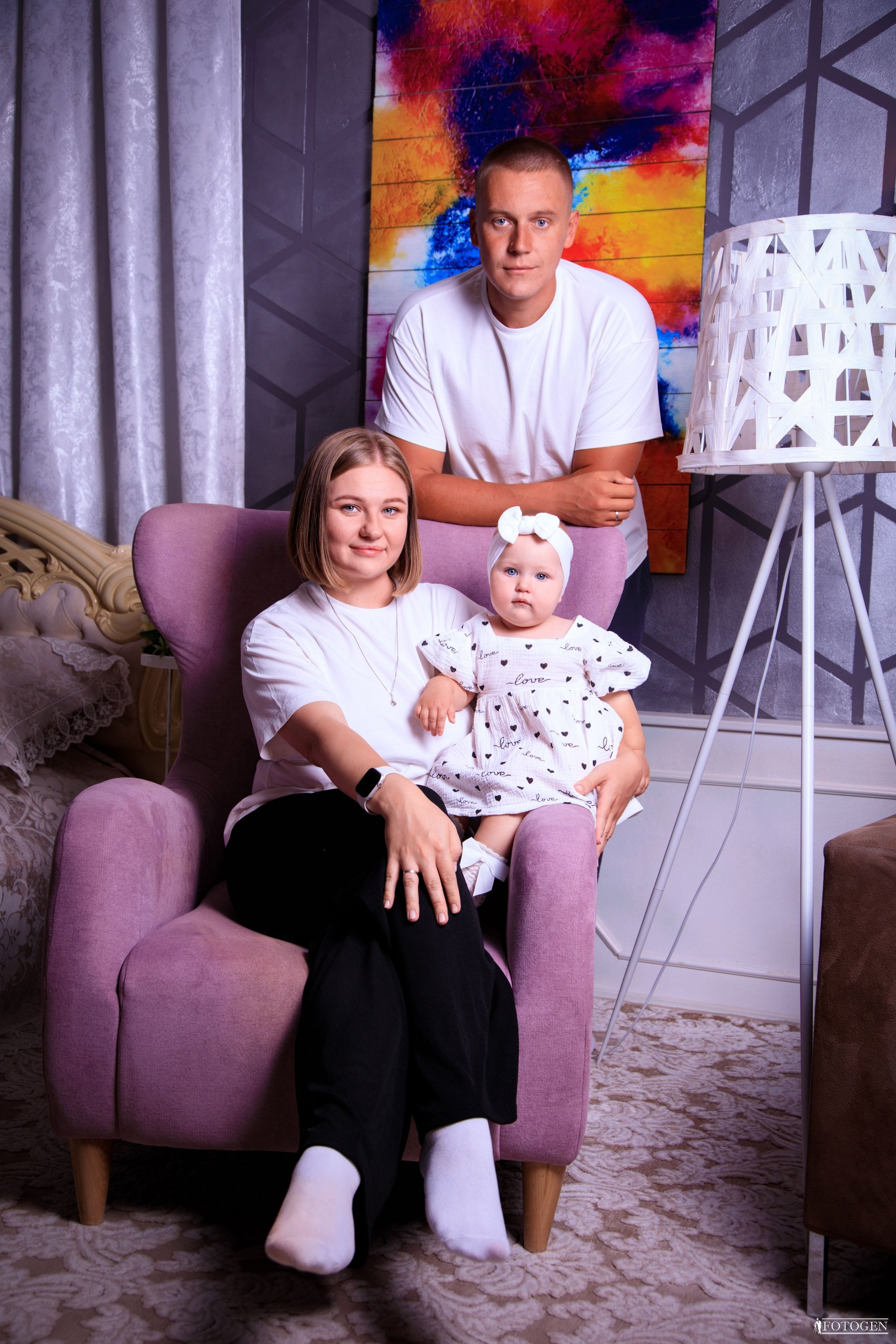 Семейная фотосессия: мама, папа и малыш | Портфолио Fotogen. Интерьерная фотостудия FOTOGEN г. Краснодар