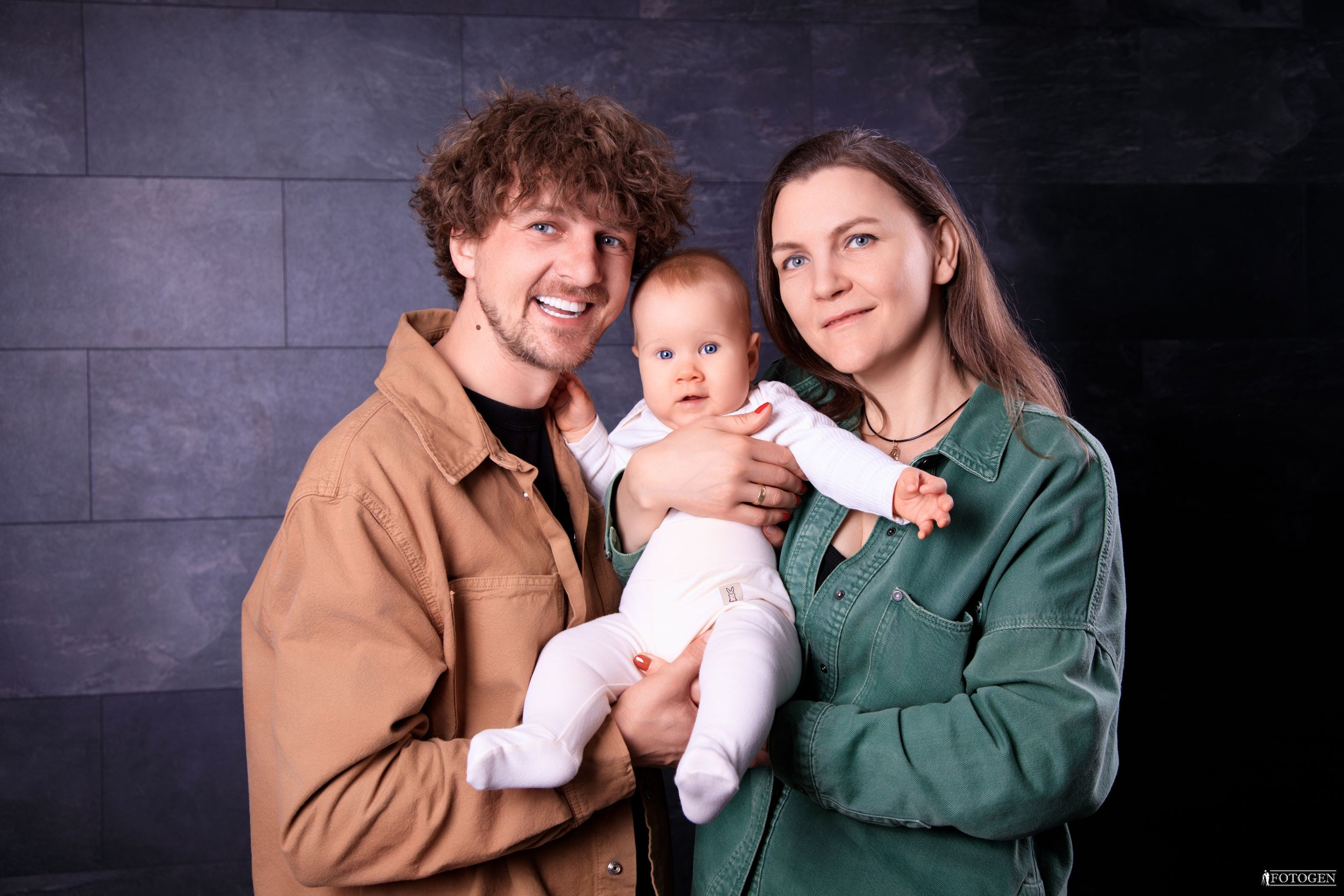 Семейная фотосессия: мама, папа и малыш | Портфолио Fotogen. Интерьерная фотостудия FOTOGEN г. Краснодар
