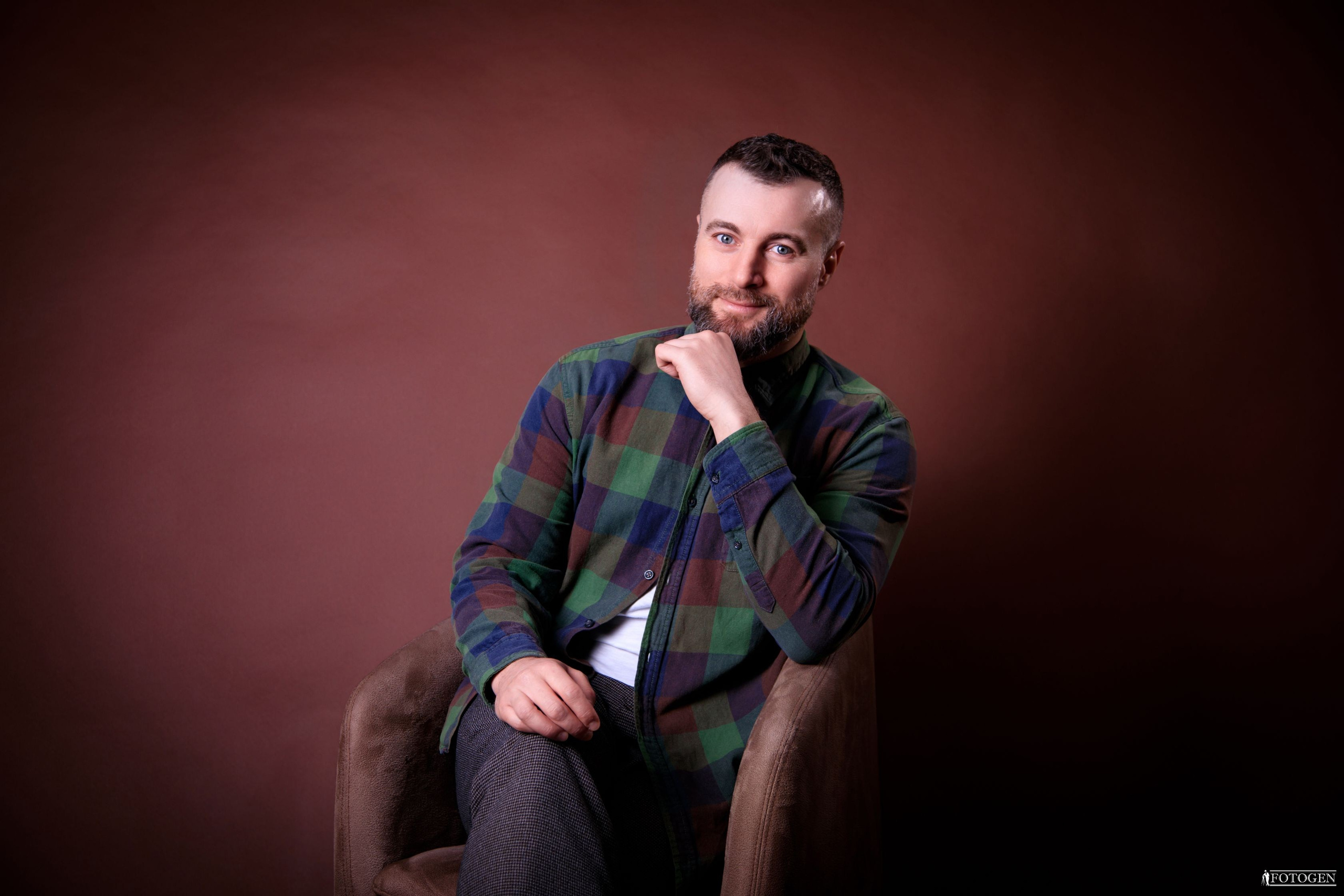 Профессиональная мужская фотосессия в Fotogen: Ваша история в кадре. Интерьерная фотостудия FOTOGEN г. Краснодар