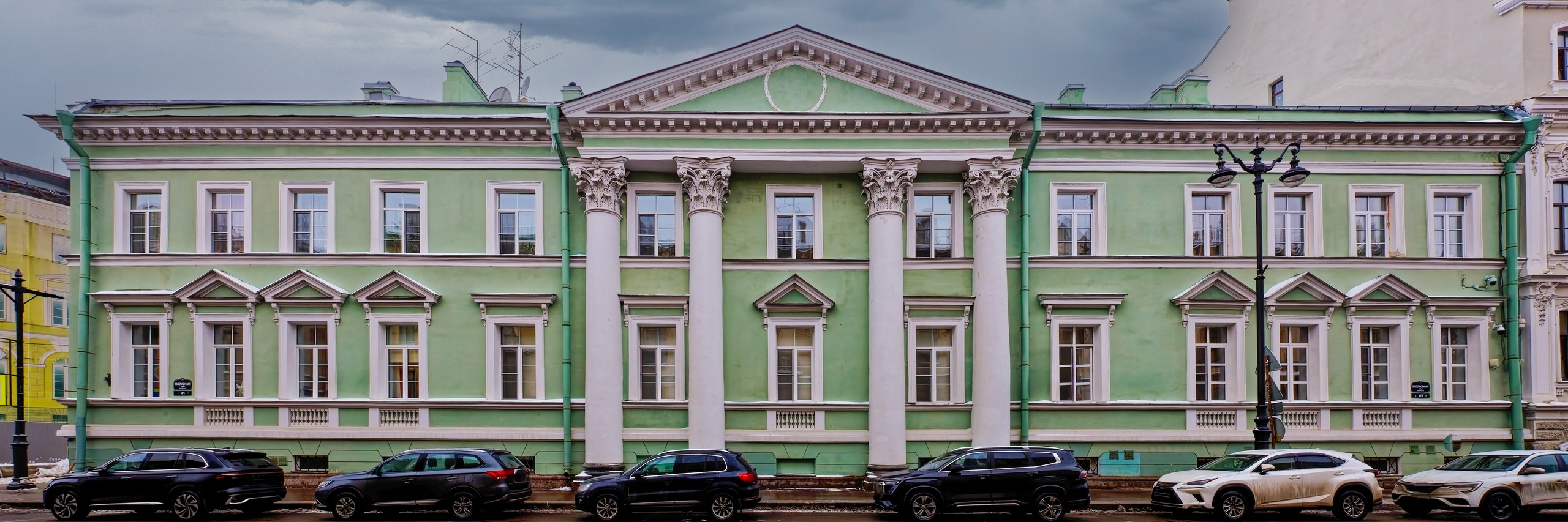 Санкт-Петербург, Миллионная улица, дом 4 (Аптекарский переулок, дом 1). Главная Придворная аптека, 1732 год. Архитектор Доменико Трезини, 1789-1796 годы (перестройка) архитектор Джакомо Кваренги.  ОКНФЗ 781610426390006 