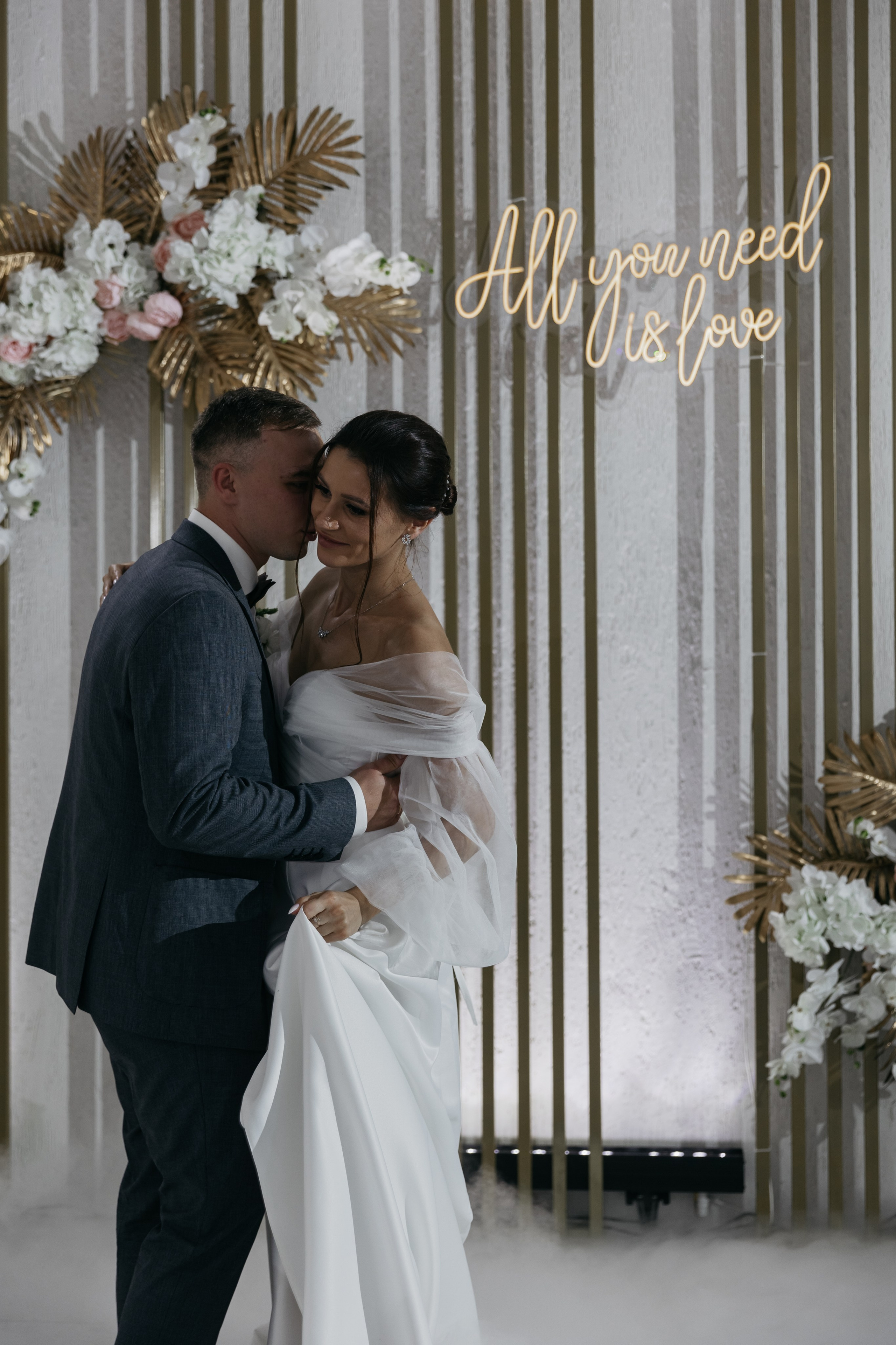 Волшебство уходит — Знаю. — И что мы будем делать? — Наслаждаться моментом. Свадебный фотограф в Санкт-Петербурге