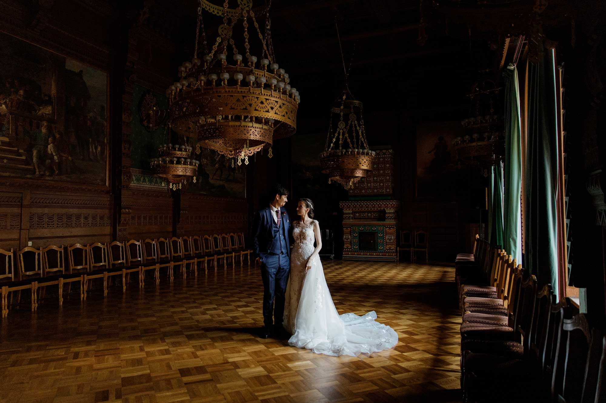 Жених и невеста в дубовом зале Дома Ученых