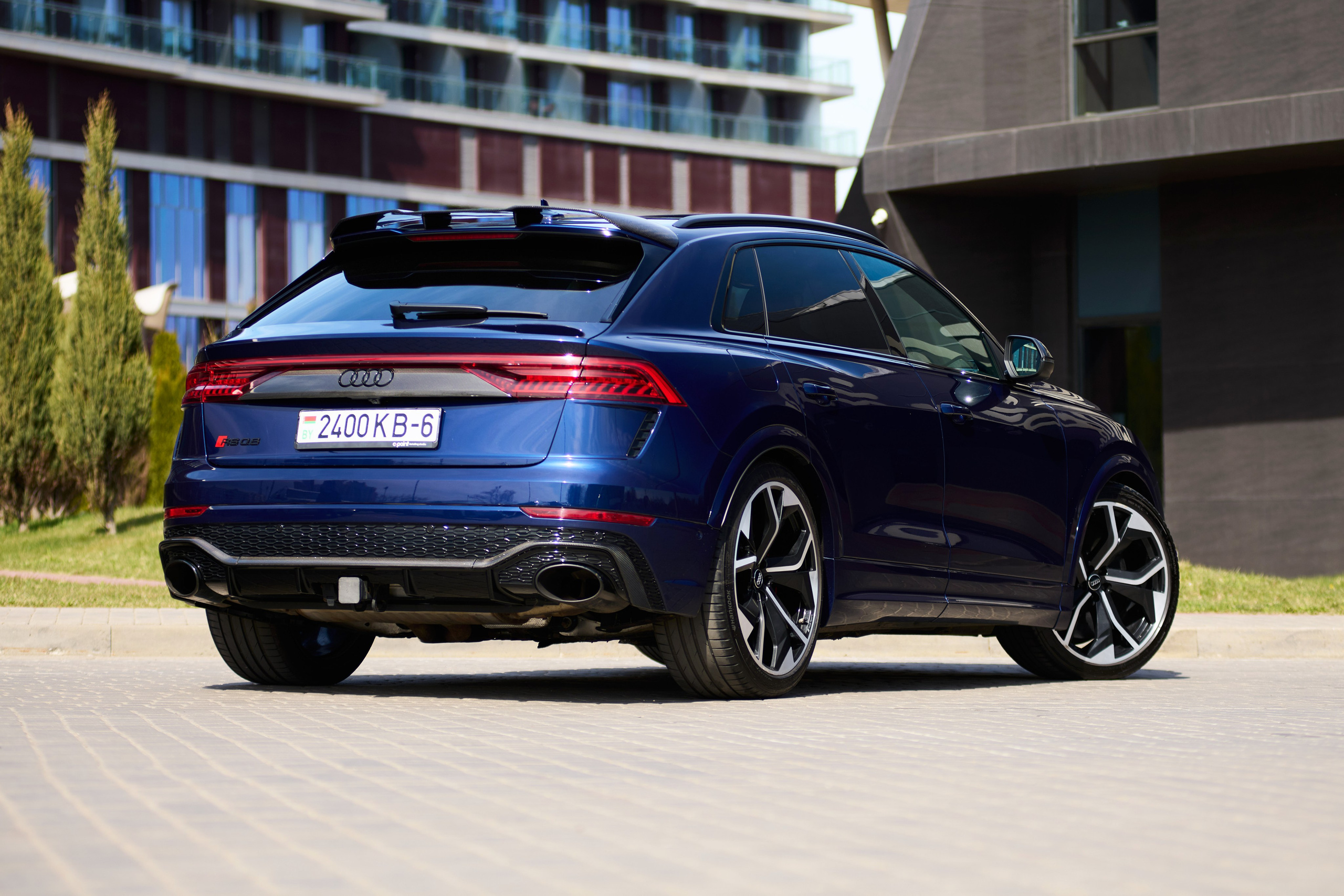 Синий Audi RS Q8 с заднего правого ракурса на парковке
