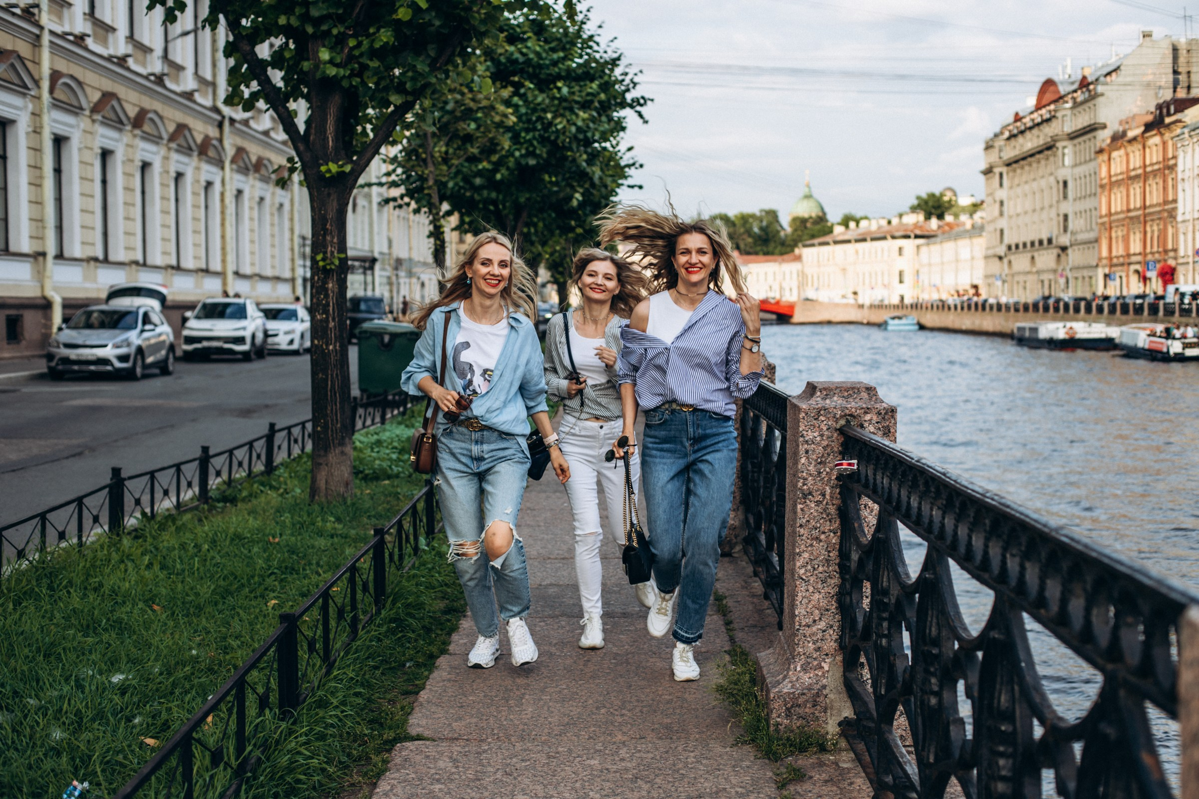 Саша, Ульяна и Настя в июне. Фотопрогулка в Петербурге. Индивидуальный и семейный фотограф в Санкт-Петербурге