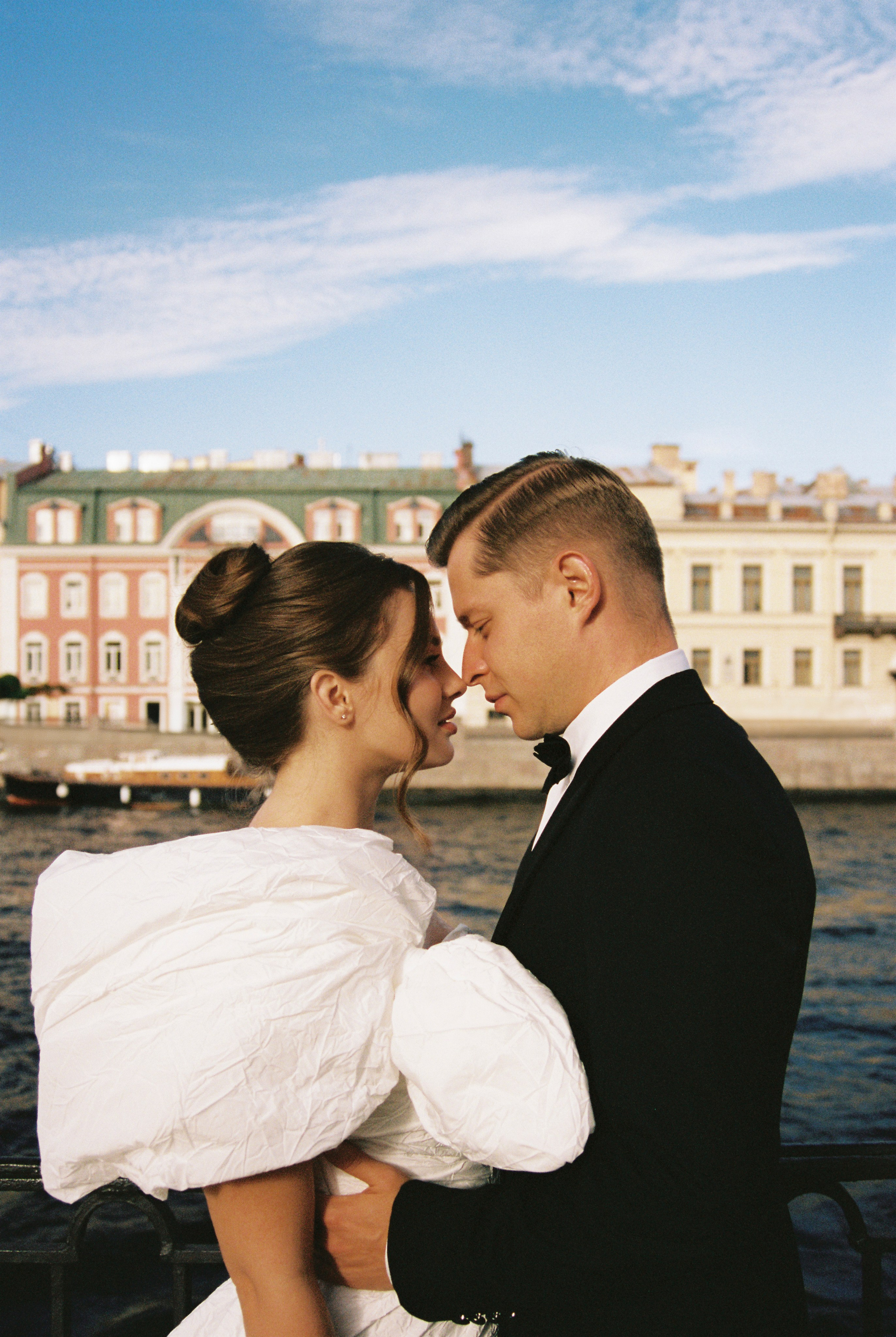 Настя и Лёша. Прогулка по Питеру. Катер. На цифру и плёнку. Свадебный фотограф Катерина Чулкова