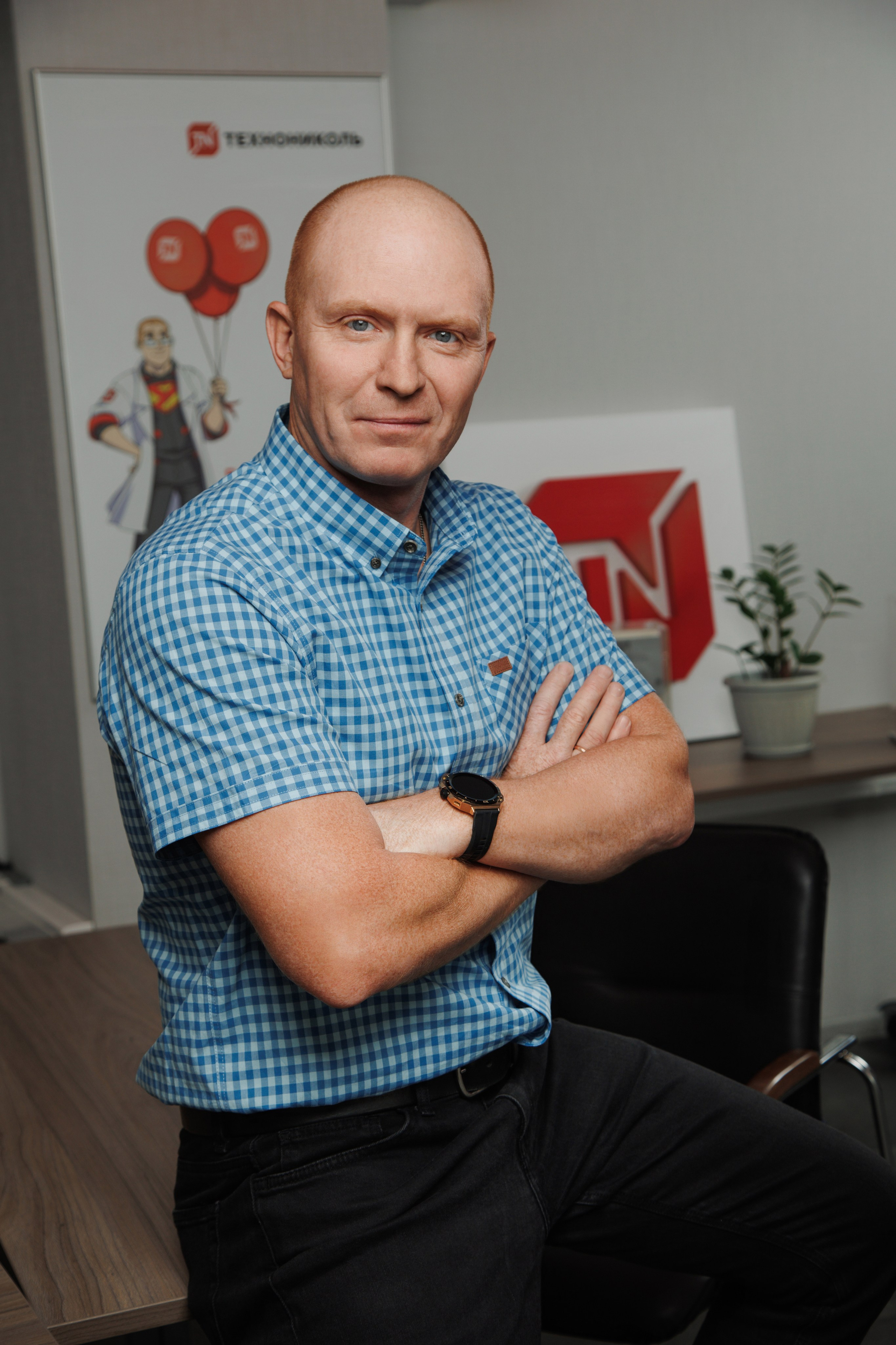 IT-специалист в open-space офисе.